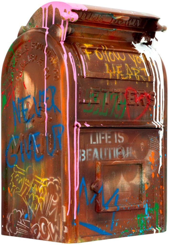 Mr. Brainwash – Mailbox Mr. Brainwash – Mailbox is een kunstwerk dat het alledaagse verheft tot iets bijzonders. Een klassieke brievenbus wordt omgevormd tot een expressief canvas. De bronzen kleur vormt een stoere basis waarop kleurrijke graffiti boodschappen zijn aangebracht. Woorden zoals Follow Your Heart, Never Give Up en Life is Beautiful springen direct in het oog. Deze krachtige teksten versterken de positieve boodschap die kenmerkend is voor Mr. Brainwash. Het contrast tussen de robuuste, industriële brievenbus en de speelse street art maakt het werk uniek. Met felle verfspatten, energieke lijnen en iconische symbolen transformeert de kunstenaar een object uit het dagelijks leven tot een kunstwerk vol hoop en optimisme. Mr. Brainwash – Mailbox is een speelse herinnering dat kunst overal kan ontstaan, zelfs in de meest onverwachte vormen. De brievenbus staat symbool voor communicatie en verbinding. In de handen van Brainwash wordt het een metafoor voor de boodschap van liefde en positiviteit die hij de wereld in wil sturen. Elk detail nodigt de kijker uit om langer te kijken en de verborgen lagen te ontdekken. Dit werk gaat verder dan alleen visuele impact. Het verbindt nostalgie met moderniteit en laat zien dat street art zijn weg vindt naar klassieke objecten. Daardoor wordt Mr. Brainwash – Mailbox een kunstwerk dat zowel verrast als inspireert.