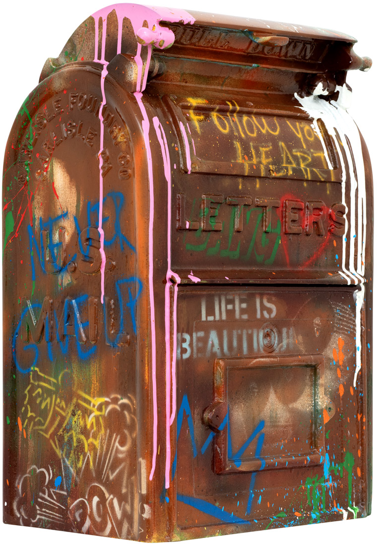 Mr. Brainwash – Mailbox Mr. Brainwash – Mailbox is een kunstwerk dat het alledaagse verheft tot iets bijzonders. Een klassieke brievenbus wordt omgevormd tot een expressief canvas. De bronzen kleur vormt een stoere basis waarop kleurrijke graffiti boodschappen zijn aangebracht. Woorden zoals Follow Your Heart, Never Give Up en Life is Beautiful springen direct in het oog. Deze krachtige teksten versterken de positieve boodschap die kenmerkend is voor Mr. Brainwash. Het contrast tussen de robuuste, industriële brievenbus en de speelse street art maakt het werk uniek. Met felle verfspatten, energieke lijnen en iconische symbolen transformeert de kunstenaar een object uit het dagelijks leven tot een kunstwerk vol hoop en optimisme. Mr. Brainwash – Mailbox is een speelse herinnering dat kunst overal kan ontstaan, zelfs in de meest onverwachte vormen. De brievenbus staat symbool voor communicatie en verbinding. In de handen van Brainwash wordt het een metafoor voor de boodschap van liefde en positiviteit die hij de wereld in wil sturen. Elk detail nodigt de kijker uit om langer te kijken en de verborgen lagen te ontdekken. Dit werk gaat verder dan alleen visuele impact. Het verbindt nostalgie met moderniteit en laat zien dat street art zijn weg vindt naar klassieke objecten. Daardoor wordt Mr. Brainwash – Mailbox een kunstwerk dat zowel verrast als inspireert.