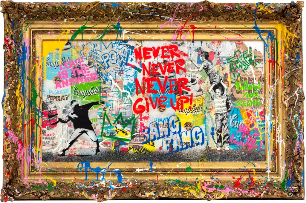 Mr. Brainwash – Never, Never Give Up! Never, Never Give Up! van Mr. Brainwash is een explosie van kleur, energie en hoop. De woorden Never, Never Give Up!domineren het doek en roepen een krachtige boodschap van volharding en positiviteit. De levendige graffiti-laag, gecombineerd met iconische beelden, weerspiegelt de typische stijl van de kunstenaar: speels, gedurfd en inspirerend. De gouden baroklijst staat in scherp contrast met de rauwe street art, waardoor traditie en rebellie samensmelten. Kleurrijke verfspatten, krachtige slogans en dynamische figuren brengen beweging en diepte. Hierdoor wordt de kijker direct aangetrokken en ondergedompeld in Brainwash’ optimistische universum. Met dit werk benadrukt Mr. Brainwash dat kunst niet enkel decoratief is, maar ook een boodschap draagt. Het is een oproep tot veerkracht, een herinnering dat creativiteit en hoop altijd blijven bestaan, zelfs in uitdagende tijden. Het werk ademt de geest van de straat, maar straalt tegelijkertijd luxe uit door de rijke omlijsting.