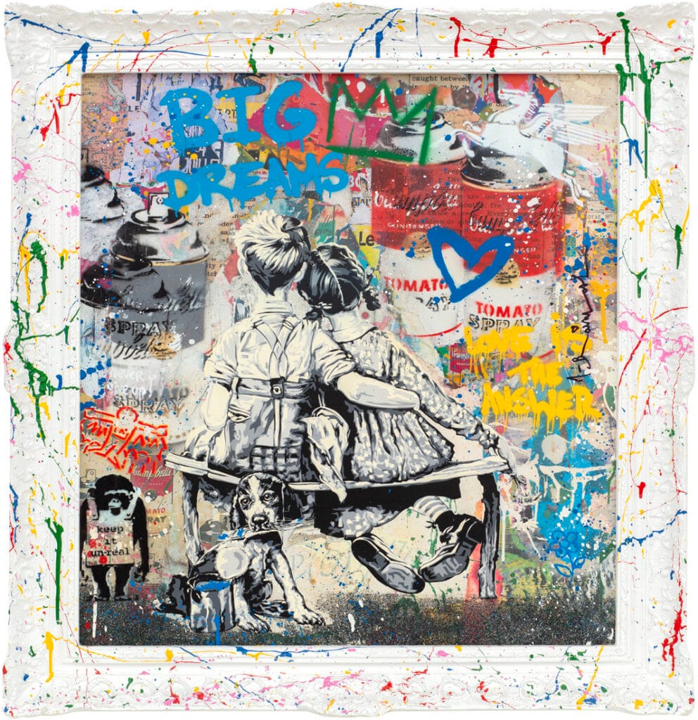 Mr. Brainwash – Work Well Together Work Well Together van Mr. Brainwash toont ons een krachtig en emotioneel kunstwerk. Twee kinderen zitten dicht naast elkaar op een bankje, hun armen liefdevol om elkaar heen geslagen. Het beeld straalt warmte, vertrouwen en verbondenheid uit. Onderaan de scène ligt een hond, symbool voor loyaliteit en onschuld. Dit intieme moment wordt versterkt door een achtergrond vol kleurrijke graffiti, spuitverf en energieke slogans. Woorden als Big Dreams, Never Give Up en Love springen direct in het oog. Ze geven het kunstwerk een rauwe, eigentijdse energie. Het contrast tussen de tedere voorstelling en de explosieve street art-laag is typerend voor Mr. Brainwash. Juist dit contrast maakt het werk uniek en betekenisvol. Het werk roept op tot samenwerking en vertrouwen, ook in een wereld die vaak chaotisch en onvoorspelbaar is. De mix van klassieke beeldtaal en urban invloeden onderstreept de boodschap: samen dromen, samen groeien en samen sterker worden. Zo benadrukt Mr. Brainwash dat verbondenheid en liefde altijd de basis vormen, ongeacht de omstandigheden. Het kunstwerk raakt de kijker door zijn eerlijkheid, positiviteit en creatieve kracht.