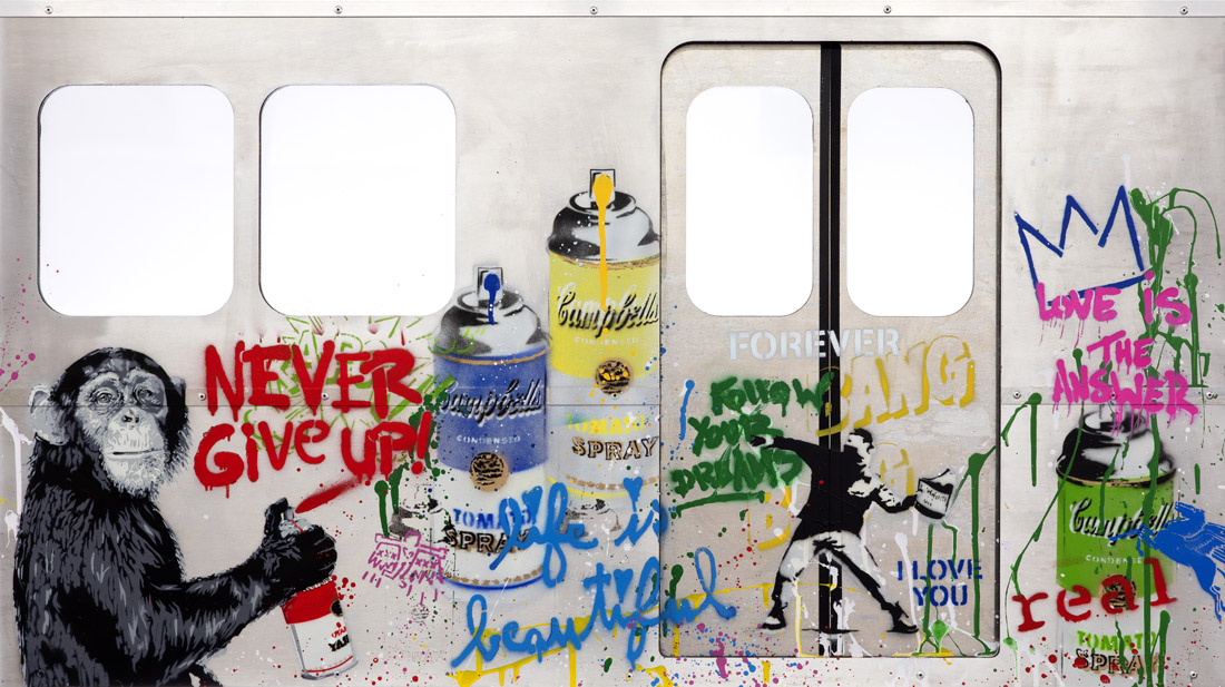 Mr. Brainwash - Subway Panel 'Never Give Up' Mr. Brainwash - Subway Panel 'Never Give Up' is een krachtig en expressief kunstwerk dat de energie van de straat naar het doek brengt. Dit werk toont een subway-paneel dat volledig is bewerkt met graffiti, spuitbussen en inspirerende teksten. De boodschap Never Give Up springt meteen in het oog en vormt het hart van de compositie. Het paneel is gevuld met levendige kleuren, dynamische lijnen en iconische Brainwash-symbolen. Spuitbussen met de herkenbare Campbell’s Soup-labels verwijzen naar popart en Andy Warhol, maar krijgen hier een eigen moderne twist. Daarnaast lezen we positieve boodschappen zoals Life is Beautiful en Follow Your Dreams, die een optimistische toon neerzetten. De graffitilaag lijkt spontaan en chaotisch, maar is zorgvuldig opgebouwd. Elke kleur, elk woord en elk symbool versterkt de boodschap van doorzettingsvermogen en hoop. Door het gebruik van een subway-paneel als drager, benadrukt Mr. Brainwash de oorsprong van street art: rauw, stedelijk en toegankelijk. Dit werk laat zien dat kunst niet alleen in musea thuishoort, maar juist ook in de openbare ruimte. Het viert creativiteit, vrijheid en de kracht van nooit opgeven. De combinatie van herkenbare iconen, felle kleuren en positieve woorden zorgt voor een kunstwerk dat energie en inspiratie uitstraalt. Mr. Brainwash - Subway Panel 'Never Give Up' is daarmee meer dan alleen een kunstwerk. Het is een herinnering om vast te houden aan dromen, ongeacht obstakels. Het vangt de essentie van urban art en verbindt straatcultuur met universele menselijke emoties.
