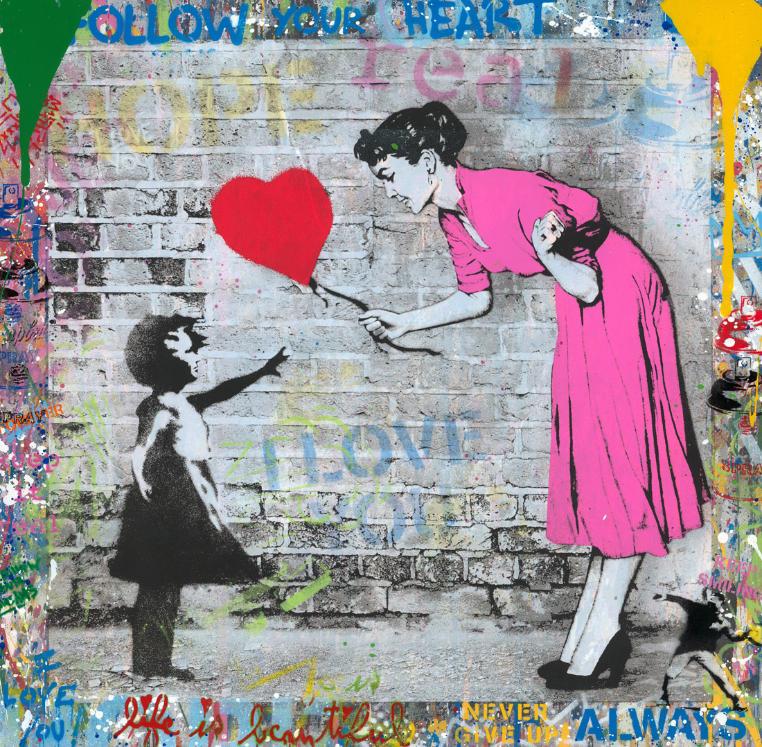 Mr. Brainwash – Love Catcher Pink Love Catcher Pink van Mr. Brainwash is een speelse en ontroerende creatie. De scène toont een vrouw in felroze jurk die een rood hartballon aanbiedt aan een jong meisje. Het beeld straalt warmte, vertrouwen en hoop uit. De achtergrond is rijk gevuld met graffiti, inspirerende teksten en kleurrijke spatten verf. Hierdoor ontstaat een spannend contrast tussen klassieke figuratie en urban street art. De ballon staat symbool voor liefde en kwetsbaarheid. De interactie tussen de vrouw en het meisje benadrukt generositeit, verbinding en de kracht van geven. Mr. Brainwash combineert krachtige emoties met een vrolijke, dynamische stijl. Daarom is dit werk een ode aan liefde in al haar vormen. De techniek bestaat uit een mix van stencilkunst, spuitverf en collages. Elk detail draagt bij aan een boodschap van positiviteit. Bovendien legt het werk de nadruk op menselijkheid binnen een chaotische wereld. De rode ballon, terugkerend symbool in zijn oeuvre, vangt onmiddellijk de aandacht.