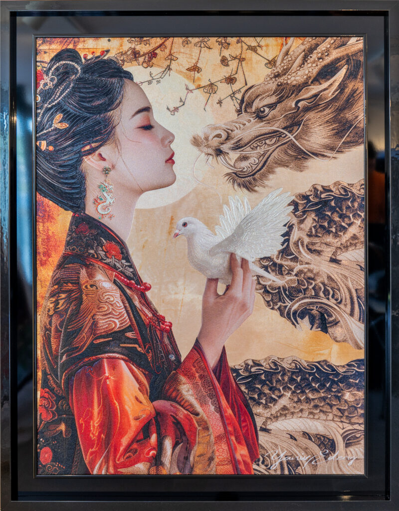 Yaniv Edery – Harmony Of Fire And Spirit Dit indrukwekkende kunstwerk van Yaniv Edery ademt kracht, balans en mysterie. Een elegante vrouw in een rijk gedetailleerde rode kimono staat centraal. In haar handen houdt zij een witte duif, symbool voor vrede en zuiverheid. Achter haar verschijnt een imposante draak, die zowel macht als spirituele energie uitstraalt. Samen vormen zij een harmonie tussen vuur en geest, kracht en zachtheid. De intense rode tinten van de kimono contrasteren met de zachte witte duif. Dit zorgt voor een boeiend spanningsveld dat direct de aandacht grijpt. Het werk benadrukt de ontmoeting tussen menselijke kwetsbaarheid en mythische kracht. Elk detail, van de sierlijke patronen op het gewaad tot de expressieve trekken van de draak, draagt bij aan een verhaal vol symboliek. De compositie is krachtig opgebouwd. De vrouw straalt rust en innerlijke balans uit, terwijl de draak een aura van energie en bescherming verspreidt. Dit contrast maakt het schilderij dynamisch en diepzinnig tegelijk. Het kunstwerk nodigt de kijker uit om stil te staan bij de relatie tussen mens, natuur en mythe. Plaats dit werk in een woonkamer, galerie of kantoor en ervaar de unieke sfeer die het oproept. Het is meer dan decoratie: het is een symbool van balans, transformatie en spirituele kracht. Een echte blikvanger die emoties oproept en betekenis toevoegt aan elke ruimte.