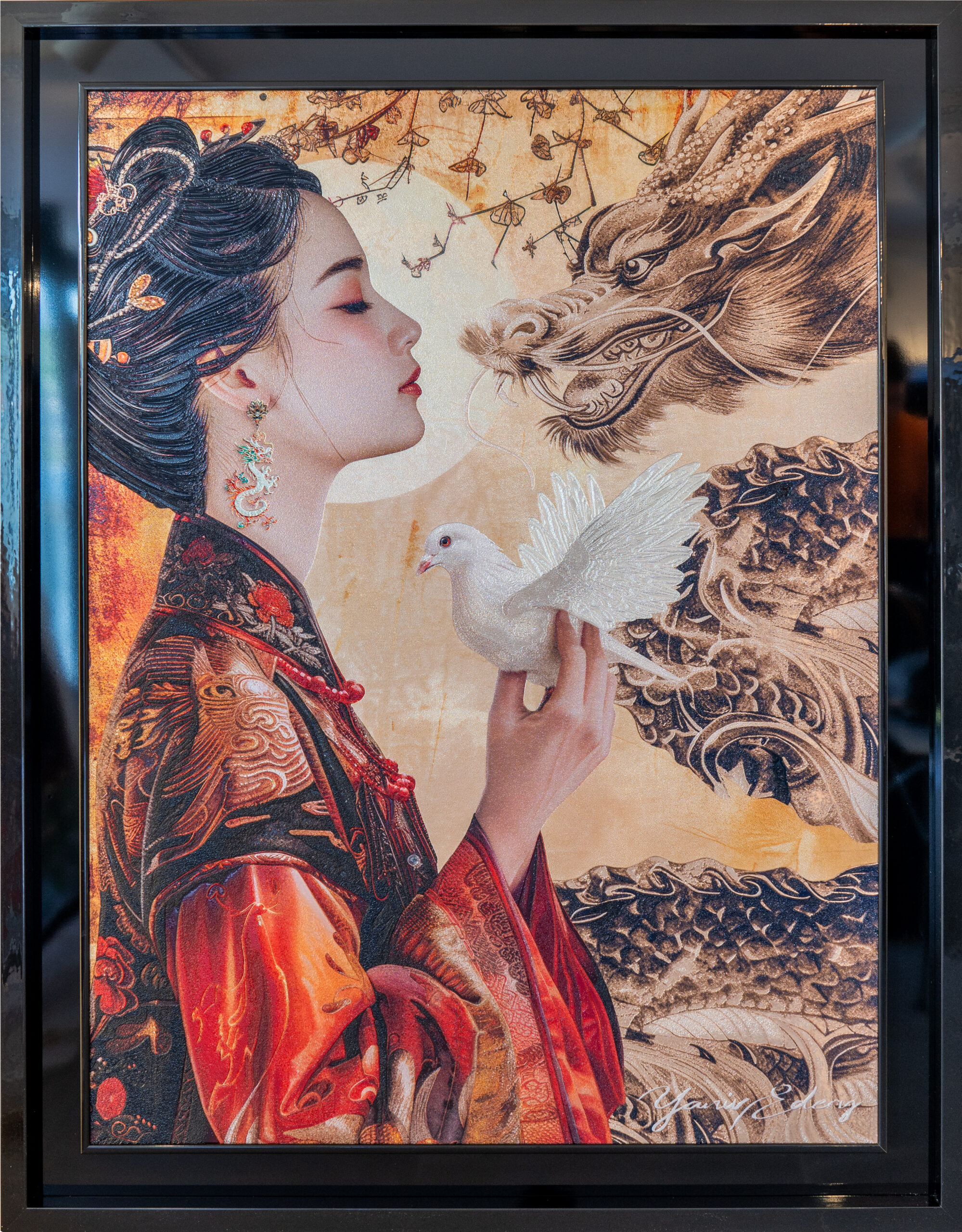 Yaniv Edery – Harmony Of Fire And Spirit Dit indrukwekkende kunstwerk van Yaniv Edery ademt kracht, balans en mysterie. Een elegante vrouw in een rijk gedetailleerde rode kimono staat centraal. In haar handen houdt zij een witte duif, symbool voor vrede en zuiverheid. Achter haar verschijnt een imposante draak, die zowel macht als spirituele energie uitstraalt. Samen vormen zij een harmonie tussen vuur en geest, kracht en zachtheid. De intense rode tinten van de kimono contrasteren met de zachte witte duif. Dit zorgt voor een boeiend spanningsveld dat direct de aandacht grijpt. Het werk benadrukt de ontmoeting tussen menselijke kwetsbaarheid en mythische kracht. Elk detail, van de sierlijke patronen op het gewaad tot de expressieve trekken van de draak, draagt bij aan een verhaal vol symboliek. De compositie is krachtig opgebouwd. De vrouw straalt rust en innerlijke balans uit, terwijl de draak een aura van energie en bescherming verspreidt. Dit contrast maakt het schilderij dynamisch en diepzinnig tegelijk. Het kunstwerk nodigt de kijker uit om stil te staan bij de relatie tussen mens, natuur en mythe. Plaats dit werk in een woonkamer, galerie of kantoor en ervaar de unieke sfeer die het oproept. Het is meer dan decoratie: het is een symbool van balans, transformatie en spirituele kracht. Een echte blikvanger die emoties oproept en betekenis toevoegt aan elke ruimte.