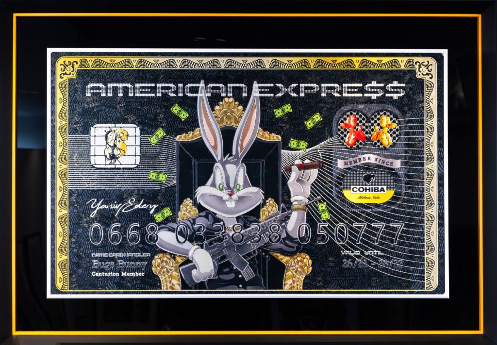 Yaniv Edery – Amex Bunny Dit opvallende kunstwerk van Yaniv Edery combineert luxe, humor en moderne pop-art in één krachtig beeld. Bugs Bunny staat centraal, getekend als een zelfverzekerd icoon dat een sigaar rookt en een geweer vasthoudt. Afgebeeld op een American Express biljet, wordt hij neergezet als symbool van macht, ironie en extravagantie. De gouden details en de donkere achtergrond versterken de luxueuze uitstraling. De felgroene geldbiljetten die om hem heen zweven geven het geheel extra dynamiek en energie. De pose van Bugs Bunny is uitdagend, brutaal en tegelijk humoristisch, wat zorgt voor een unieke balans tussen speelsheid en kracht. Edery gebruikt hier scherpe contrasten om een verhaal te vertellen. Het gaat over status, consumptie en de iconen van onze cultuur. De keuze voor een cartoonfiguur op een luxe creditcard is ironisch en kritisch tegelijk. Het kunstwerk roept vragen op over macht en de waarde die we toekennen aan symbolen. Toch blijft het luchtig en speels door de humoristische inslag. Elk detail is zorgvuldig uitgewerkt: de textuur van het biljet, de sprankelende kleuren en de expressieve houding van Bugs Bunny. Het werk is niet alleen visueel indrukwekkend, maar ook rijk aan betekenis. Amex Bunny is daarmee een echt statement piece dat blijft fascineren en steeds opnieuw uitnodigt tot gesprek.