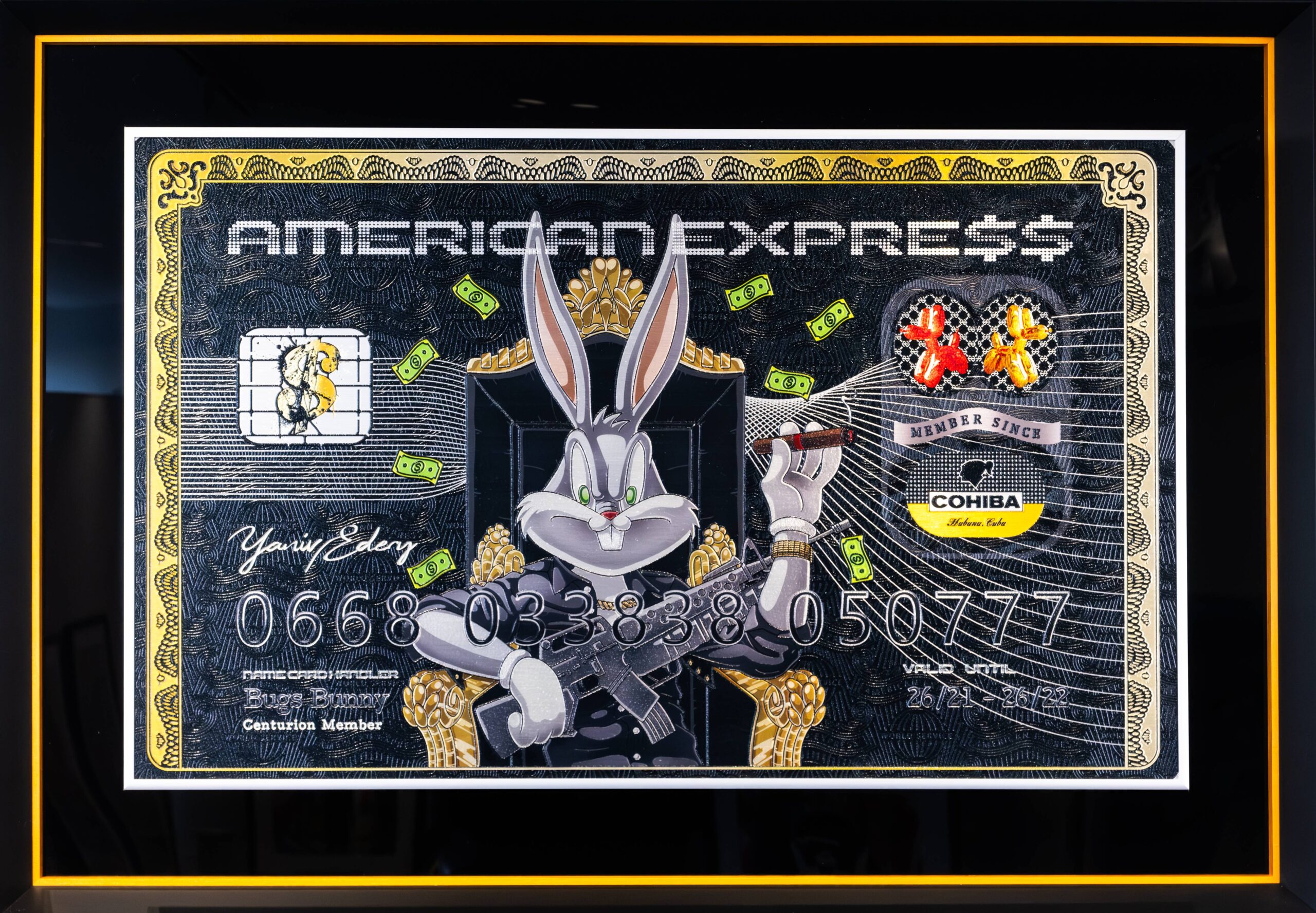 Yaniv Edery – Amex Bunny Dit opvallende kunstwerk van Yaniv Edery combineert luxe, humor en moderne pop-art in één krachtig beeld. Bugs Bunny staat centraal, getekend als een zelfverzekerd icoon dat een sigaar rookt en een geweer vasthoudt. Afgebeeld op een American Express biljet, wordt hij neergezet als symbool van macht, ironie en extravagantie. De gouden details en de donkere achtergrond versterken de luxueuze uitstraling. De felgroene geldbiljetten die om hem heen zweven geven het geheel extra dynamiek en energie. De pose van Bugs Bunny is uitdagend, brutaal en tegelijk humoristisch, wat zorgt voor een unieke balans tussen speelsheid en kracht. Edery gebruikt hier scherpe contrasten om een verhaal te vertellen. Het gaat over status, consumptie en de iconen van onze cultuur. De keuze voor een cartoonfiguur op een luxe creditcard is ironisch en kritisch tegelijk. Het kunstwerk roept vragen op over macht en de waarde die we toekennen aan symbolen. Toch blijft het luchtig en speels door de humoristische inslag. Elk detail is zorgvuldig uitgewerkt: de textuur van het biljet, de sprankelende kleuren en de expressieve houding van Bugs Bunny. Het werk is niet alleen visueel indrukwekkend, maar ook rijk aan betekenis. Amex Bunny is daarmee een echt statement piece dat blijft fascineren en steeds opnieuw uitnodigt tot gesprek.