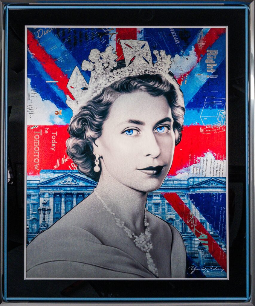 Yaniv Edery – Queen England Dit indrukwekkende kunstwerk van Yaniv Edery brengt een ode aan koninklijke kracht en nationale trots. Centraal staat de jonge Queen Elizabeth, stijlvol en elegant weergegeven. Haar felblauwe ogen trekken direct de aandacht en vormen een krachtig contrast met de klassieke zwart-wit uitwerking van haar portret. Op de achtergrond schittert de Union Jack in rood, wit en blauw. Het dynamische lijnenspel en de felle kleuren geven het werk energie en moderne uitstraling. Achter de vlag is Buckingham Palace subtiel zichtbaar, wat het geheel diepgang en context verleent. Deze combinatie van koninklijke waardigheid en hedendaagse pop-art maakt het kunstwerk uniek. Edery speelt hier met contrasten. Het klassieke beeld van de koningin wordt gecombineerd met moderne kleuren, patronen en tekstfragmenten. Hierdoor ontstaat een brug tussen verleden en heden. Het werk symboliseert traditie, macht en continuïteit, maar ook vernieuwing en vooruitgang. Elk detail is zorgvuldig uitgewerkt. De glans van de kroon, de lijnen van de vlag en de subtiele compositie zorgen voor een harmonisch geheel. Queen England is meer dan een portret; het is een visueel statement dat trots, elegantie en symboliek samenbrengt in één krachtig beeld. Het kunstwerk blijft boeien omdat het meerdere lagen bevat. Het toont niet alleen een icoon van de Britse geschiedenis, maar ook een interpretatie van hoe traditie en moderniteit elkaar versterken. Dit maakt het werk tijdloos én eigentijds.