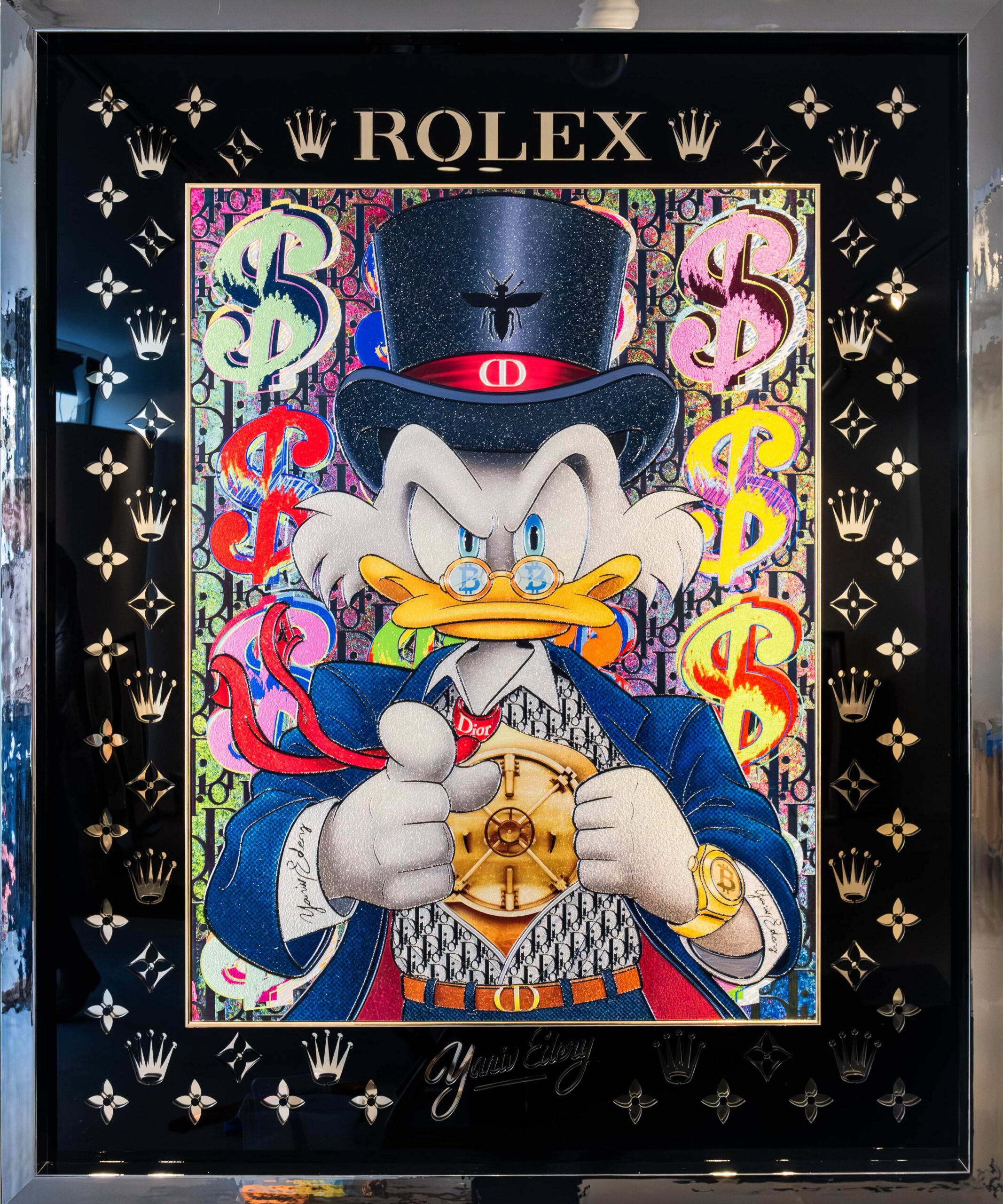 Yaniv Edery – Dagobert Vault Dit opvallende kunstwerk van Yaniv Edery toont Dagobert Duck zoals je hem nog nooit hebt gezien. Het iconische Disney-personage verschijnt hier in een luxueuze setting, gekleed in een stijlvol pak met hoge hoed en gouden details. Met een Rolex in zijn hand en een serieuze blik straalt hij macht, status en rijkdom uit. De achtergrond is gevuld met kleurrijke dollartekens en het herkenbare Rolex-logo. Deze combinatie van speelse pop-art en luxesymbolen zorgt voor een krachtig contrast. Het werk is zowel humoristisch als kritisch: het benadrukt onze fascinatie voor geld en status, maar doet dit met een knipoog. De levendige kleuren en scherpe details geven het werk dynamiek en energie. Dagobert Duck, symbool van rijkdom en hebzucht, wordt hier verheven tot een icoon van luxe en stijl. Het kunstwerk laat zien hoe popcultuur en consumptie hand in hand gaan en daagt de kijker uit om daarover na te denken. Edery weet met dit werk speelsheid te combineren met diepgang. De Rolex in de hand van Dagobert staat niet alleen voor luxe, maar ook voor tijd, macht en controle. Het gebruik van felle kleuren tegen de donkere achtergrond versterkt de intensiteit van de compositie. Dagobert Vault is daardoor niet slechts een vrolijk beeld, maar een krachtig statement. Het kunstwerk weet telkens opnieuw te verrassen. De mix van humor, luxe en ironie maakt het tot een uniek stuk dat direct opvalt en emoties oproept.