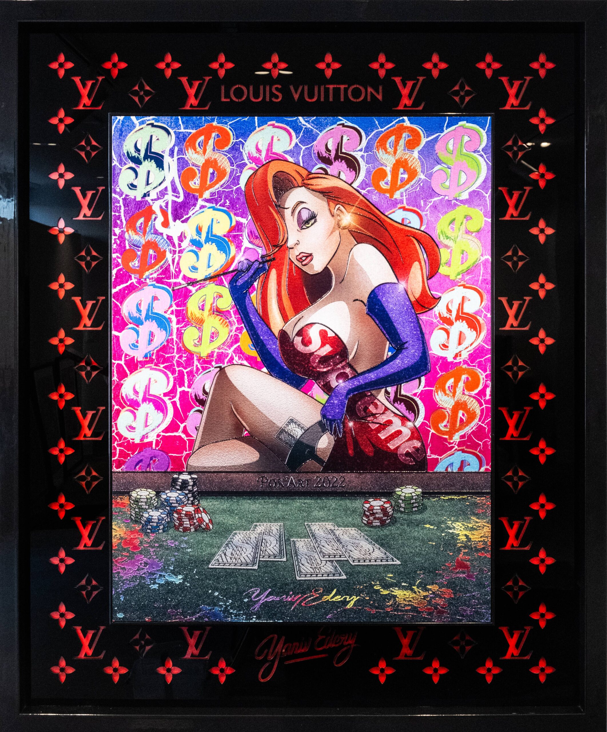 Yaniv Edery – Jessica Rabbit Laser Cut Dit opvallende kunstwerk van Yaniv Edery combineert glamour, luxe en popcultuur in een kleurrijk en gedurfd geheel. Centraal staat Jessica Rabbit, verleidelijk afgebeeld in haar iconische houding. Met rode haren, een strakke outfit en een sensuele blik belichaamt zij verleiding, kracht en speelsheid. De achtergrond is gevuld met kleurrijke dollartekens en het herkenbare Louis Vuitton-patroon. Deze mix van pop-art en luxesymboliek creëert een ironische knipoog naar rijkdom en consumptiecultuur. Op de voorgrond liggen pokerchips en speelkaarten, die verwijzen naar spel, status en verleiding. Dit alles samen maakt het kunstwerk spannend, gelaagd en vol energie. Edery gebruikt hier levendige kleuren en scherpe contrasten om aandacht vast te houden. Het samenspel van glamour en ironie zorgt ervoor dat het werk zowel vrolijk als prikkelend is. Jessica Rabbit wordt niet enkel een stripfiguur, maar ook een symbool van luxe, verleiding en macht. Het kunstwerk straalt lef uit en daagt uit tot interpretatie. De laser cut-techniek voegt diepte en glans toe. Hierdoor krijgt het werk een moderne en luxe uitstraling die het direct onderscheidt. Jessica Rabbit Laser Cut is daarmee meer dan een schilderij: het is een statement dat de kijker meeneemt in een wereld van fantasie, luxe en popcultuur. Dit werk laat zien hoe kunst kan entertainen én uitdagen. Het combineert schoonheid en humor met maatschappelijk commentaar en maakt van een iconisch karakter een kunstzinnig symbool.