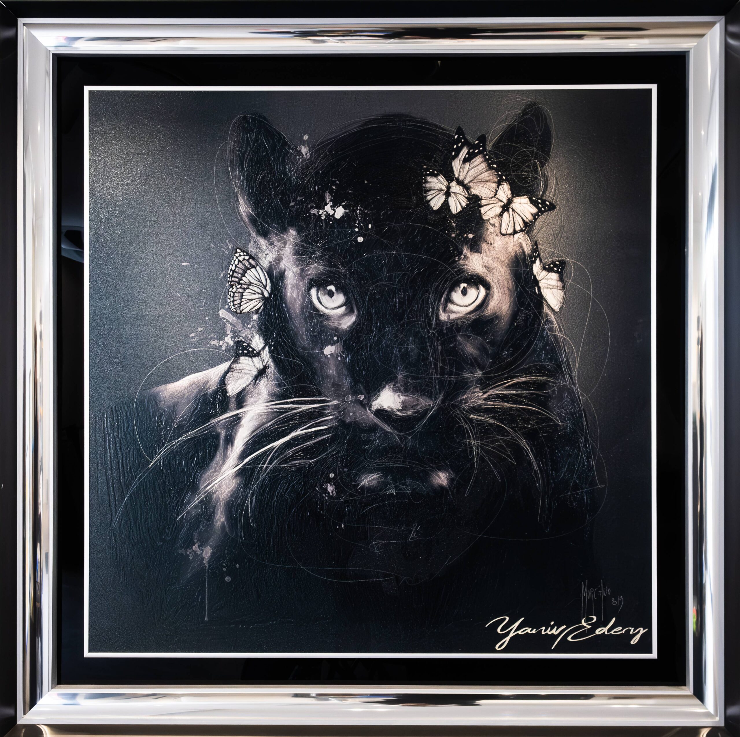 Yaniv Edery, Black Panter Butterfly Yaniv Edery – Black Panter Butterfly is een krachtig kunstwerk dat elegantie en mysterie samenbrengt. De zwarte panter staat centraal. Zijn doordringende ogen trekken direct de aandacht. Het gebruik van contrast tussen donker en licht zorgt voor spanning en intensiteit. Vlinders omringen de panter subtiel. Zij voegen een onverwachte zachtheid en verfijning toe. Dit contrast tussen kracht en kwetsbaarheid maakt het werk intrigerend. De fragiele vlinders staan symbool voor vrijheid, hoop en verandering. De panter vertegenwoordigt moed, instinct en kracht. Samen vertellen ze een verhaal van balans en harmonie. Het spel met zwart-wit geeft het werk diepte en gelaagdheid. De glanzende details en lichte accenten versterken de mysterieuze uitstraling. Daardoor voelt de panter bijna levensecht aan. Elk detail draagt bij aan de intensiteit van de compositie. Edery speelt bewust met emoties. De blik van de panter is tegelijk waakzaam en betoverend. Het kunstwerk roept vragen op, prikkelt de verbeelding en nodigt uit tot interpretatie. Daarom is Black Panter Butterfly niet zomaar een portret, maar een symbool van kracht in combinatie met schoonheid. Het werk benadrukt de dualiteit van de natuur: ruw en zacht, donker en licht, sterk en breekbaar. Deze tegenstelling maakt het beeld tijdloos en universeel.