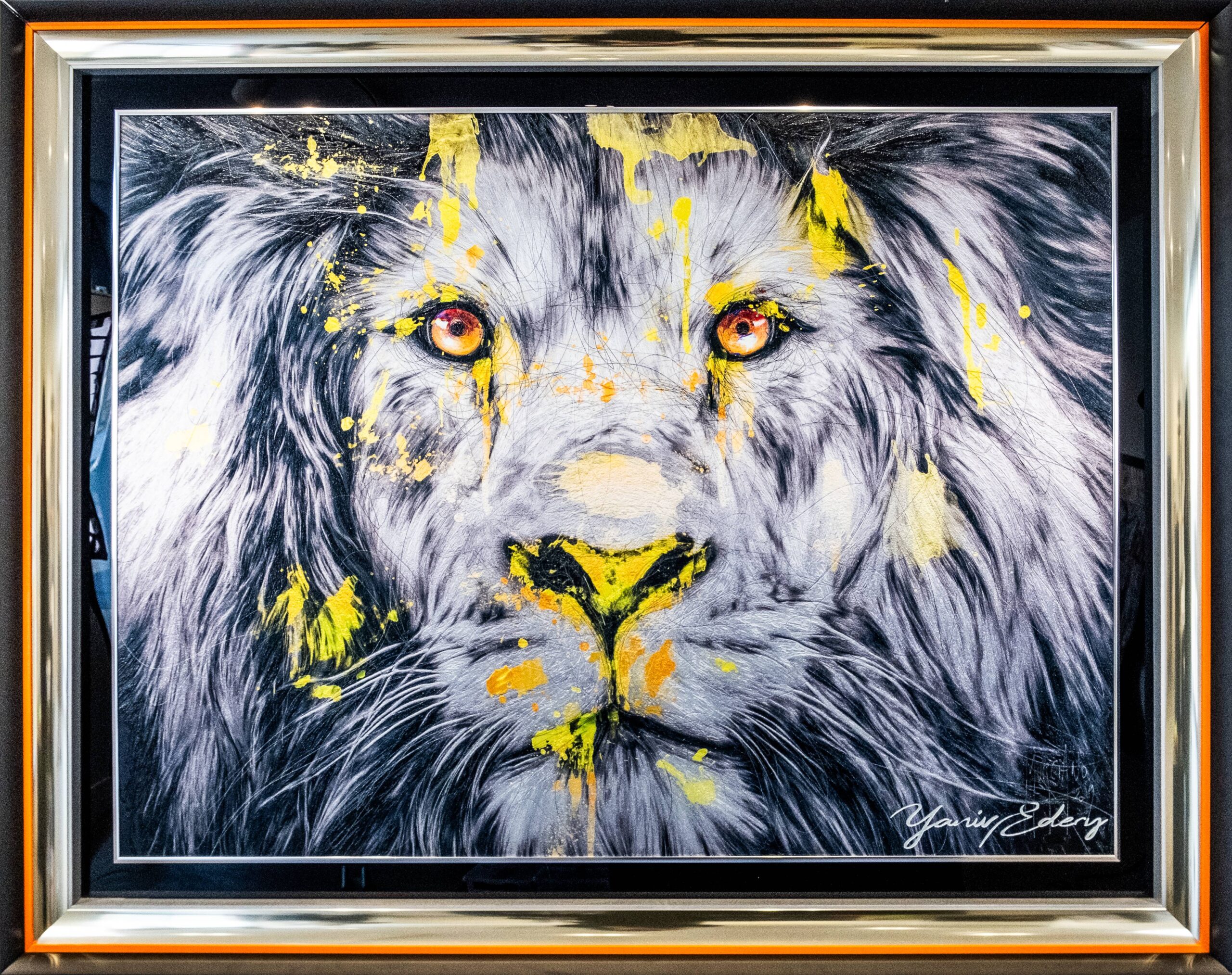 Yaniv Edery – Lion Yellow Face Het kunstwerk Lion Yellow Face van Yaniv Edery straalt pure kracht uit. Een indrukwekkend portret van een leeuw, vastgelegd in zwart-wit met opvallende gele accenten. De intensiteit van de ogen grijpt de toeschouwer direct vast. De expressieve penseelstreken en de dynamische verfspatten zorgen voor een rauw en energiek effect. Edery kiest bewust voor contrasterende kleuren. Het zachte grijs en wit staan tegenover felgeel, waardoor de leeuw een bijna mythische uitstraling krijgt. Dit gebruik van kleur versterkt de symboliek van moed, macht en wijsheid. Bovendien brengen de accenten beweging in het werk, alsof de leeuw elk moment tot leven kan komen. Het gezicht van de leeuw vult het hele doek en dwingt zo volledige aandacht. Elke blik onthult iets nieuws: kracht, vastberadenheid, maar ook een zekere rust. Door deze gelaagdheid blijft het kunstwerk fascineren. Het gebruik van reliëf geeft extra diepte en laat details nog sterker naar voren komen. Lion Yellow Face is meer dan een portret. Het is een moderne interpretatie van de koning der dieren, weergegeven als symbool van dominantie en schoonheid. De combinatie van realisme en abstractie geeft het werk een unieke en hedendaagse uitstraling. Dit maakt het kunstwerk niet alleen visueel sterk, maar ook inhoudelijk betekenisvol. Met dit werk nodigt Yaniv Edery de kijker uit om kracht en energie opnieuw te beleven. Het kunstwerk is expressief, krachtig en tegelijk elegant.