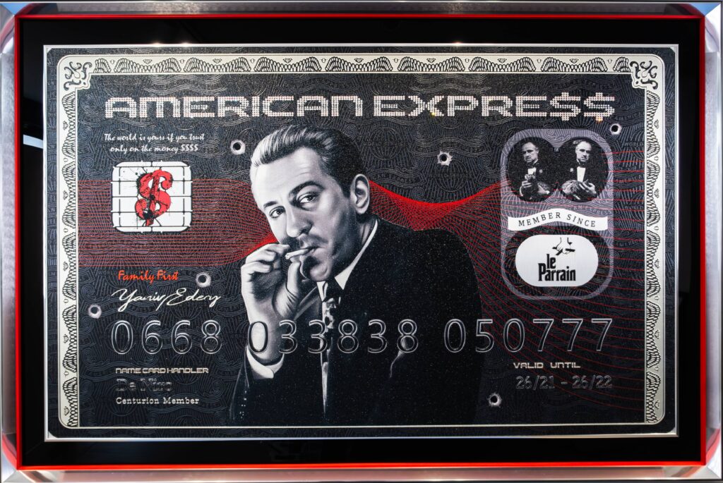 Yaniv Edery, Big Amex De Niro Yaniv Edery – Big Amex De Niro is een krachtig kunstwerk dat luxe, filmgeschiedenis en iconische stijl samenbrengt. Het werk toont Robert De Niro, meesterlijk gevangen in zwart-wit. Zijn intense blik en sigaar benadrukken autoriteit en charisma. Het portret is geplaatst op een artistieke interpretatie van een American Express-kaart. Dit detail benadrukt thema’s als macht, rijkdom en status. De rode accenten contrasteren sterk met het monochrome beeld, waardoor spanning en dynamiek ontstaan. Daardoor krijgt het kunstwerk direct impact. De strakke lijnen en subtiele glansdetails zorgen voor reliëf en diepte. Zo krijgt het geheel een moderne uitstraling met een vleugje glamour. Het gebruik van iconografie zoals logo’s en symbolen versterkt de boodschap van macht en succes. Edery laat zien hoe kunst en popcultuur samensmelten. De combinatie van De Niro’s herkenbare imago en de creditcard-metafoor maakt dit werk uniek. Het gaat niet enkel om film, maar om de verbeelding van invloed en persoonlijkheid. Dit kunstwerk prikkelt de verbeelding en roept vragen op. Wat betekent macht in de moderne wereld? Hoe beïnvloeden geld en status onze perceptie van iconen? Door deze lagen krijgt het werk meer diepgang en betekenis. Big Amex De Niro is een krachtig statement. Het verenigt kunst, luxe en filmcultuur tot één meeslepend beeld. Over de kunstenaar: Yaniv Edery Yaniv Edery is een hedendaagse kunstenaar met internationale erkenning. Zijn stijl is luxueus, kleurrijk en vol energie. Hij gebruikt moderne technieken, sprankelende details en vaak reliëf om zijn werken te versterken. Edery haalt inspiratie uit iconen, dieren en symbolen van kracht. Hij weet verhalen en emoties samen te voegen in visuele statements. Elk werk is meer dan een kunstobject; het is een ervaring die uitnodigt tot reflectie. Zijn kunst is dynamisch en eigentijds. Big Amex De Niro toont hoe Edery de glamour van cinema verbindt met de symboliek van rijkdom. Dit maakt zijn kunst geliefd bij verzamelaars en liefhebbers wereldwijd.