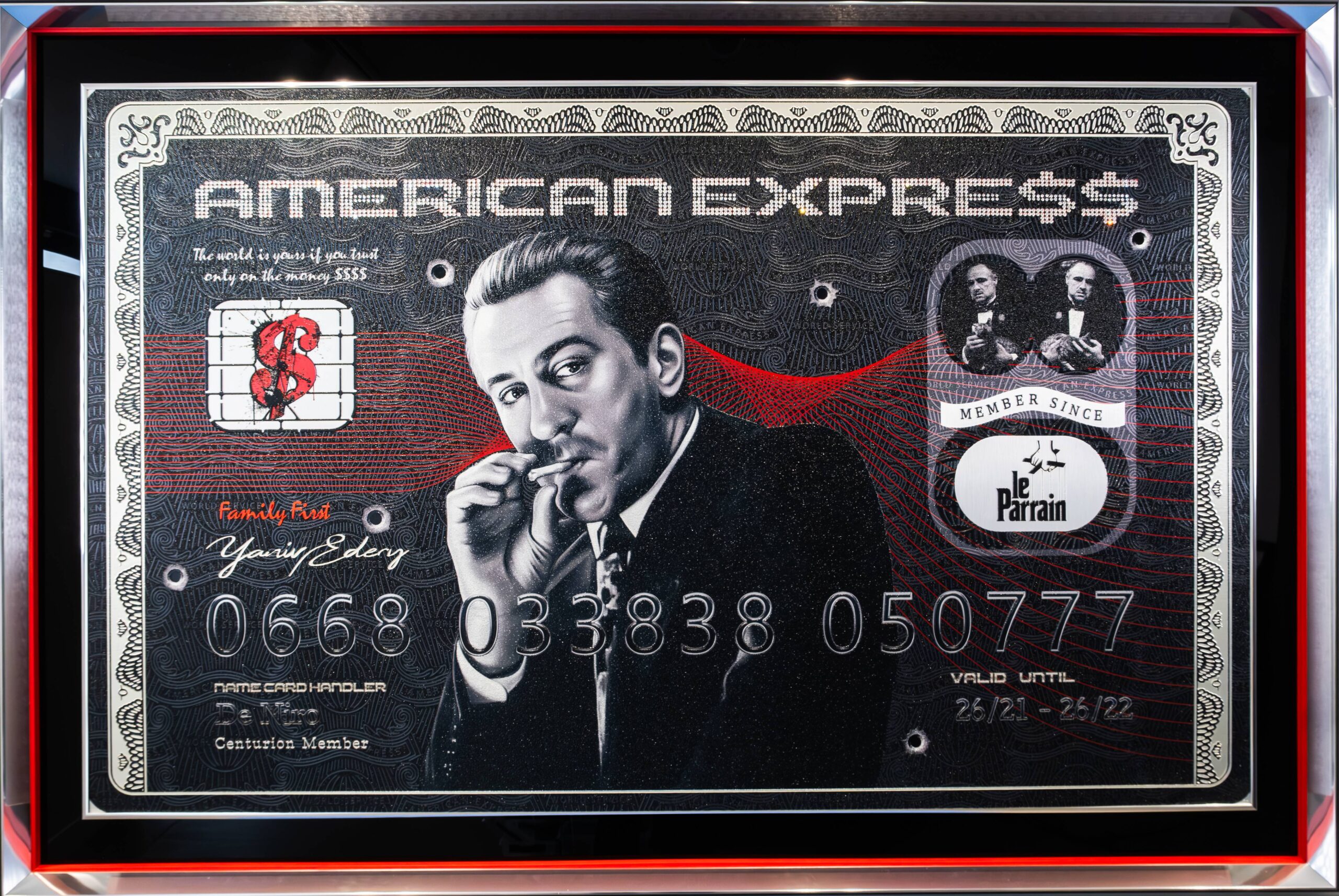 Yaniv Edery, Big Amex De Niro Yaniv Edery – Big Amex De Niro is een krachtig kunstwerk dat luxe, filmgeschiedenis en iconische stijl samenbrengt. Het werk toont Robert De Niro, meesterlijk gevangen in zwart-wit. Zijn intense blik en sigaar benadrukken autoriteit en charisma. Het portret is geplaatst op een artistieke interpretatie van een American Express-kaart. Dit detail benadrukt thema’s als macht, rijkdom en status. De rode accenten contrasteren sterk met het monochrome beeld, waardoor spanning en dynamiek ontstaan. Daardoor krijgt het kunstwerk direct impact. De strakke lijnen en subtiele glansdetails zorgen voor reliëf en diepte. Zo krijgt het geheel een moderne uitstraling met een vleugje glamour. Het gebruik van iconografie zoals logo’s en symbolen versterkt de boodschap van macht en succes. Edery laat zien hoe kunst en popcultuur samensmelten. De combinatie van De Niro’s herkenbare imago en de creditcard-metafoor maakt dit werk uniek. Het gaat niet enkel om film, maar om de verbeelding van invloed en persoonlijkheid. Dit kunstwerk prikkelt de verbeelding en roept vragen op. Wat betekent macht in de moderne wereld? Hoe beïnvloeden geld en status onze perceptie van iconen? Door deze lagen krijgt het werk meer diepgang en betekenis. Big Amex De Niro is een krachtig statement. Het verenigt kunst, luxe en filmcultuur tot één meeslepend beeld. Over de kunstenaar: Yaniv Edery Yaniv Edery is een hedendaagse kunstenaar met internationale erkenning. Zijn stijl is luxueus, kleurrijk en vol energie. Hij gebruikt moderne technieken, sprankelende details en vaak reliëf om zijn werken te versterken. Edery haalt inspiratie uit iconen, dieren en symbolen van kracht. Hij weet verhalen en emoties samen te voegen in visuele statements. Elk werk is meer dan een kunstobject; het is een ervaring die uitnodigt tot reflectie. Zijn kunst is dynamisch en eigentijds. Big Amex De Niro toont hoe Edery de glamour van cinema verbindt met de symboliek van rijkdom. Dit maakt zijn kunst geliefd bij verzamelaars en liefhebbers wereldwijd.