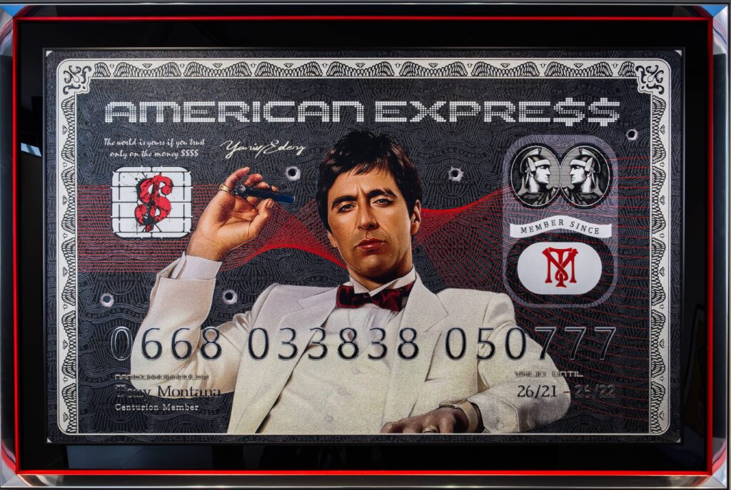 Yaniv Edery, Big Amex Tony Montana Yaniv Edery – Big Amex Tony Montana is een krachtig kunstwerk dat filmgeschiedenis en popcultuur met luxe verbindt. Centraal staat Tony Montana, het iconische karakter uit de cultfilm Scarface. Hij zit ontspannen achterover, met zijn witte pak en sigaar, omgeven door de uitstraling van macht en rijkdom. Op de achtergrond zien we de herkenbare elementen van een American Express-kaart, waardoor de verbinding met status en geld nog sterker wordt. Het werk straalt lef en ironie uit. De combinatie van een filmheld met een symbool van financiële macht creëert spanning en humor. Daardoor wordt niet alleen een personage, maar ook een tijdsgeest vastgelegd. De keuze voor een Amex-kaart versterkt het idee van excessen en ambitie. Het ontwerp zit vol details, van de texturen tot de verfijnde lijnen, waardoor de toeschouwer telkens iets nieuws ontdekt. Bovendien verwijst dit kunstwerk naar thema’s als macht, illusie en succes. Het toont hoe fictie en realiteit elkaar beïnvloeden. Tony Montana wordt hier bijna verheven tot een moderne icoon, gevangen in een luxueuze, satirische context. De boodschap is duidelijk maar dubbelzinnig: macht en geld verleiden, maar dragen altijd een prijs. Edery weet dit verhaal visueel krachtig over te brengen. Het werk heeft een uitgesproken stijl die direct aanspreekt. Felle contrasten en strakke compositie maken dit kunstwerk uniek.