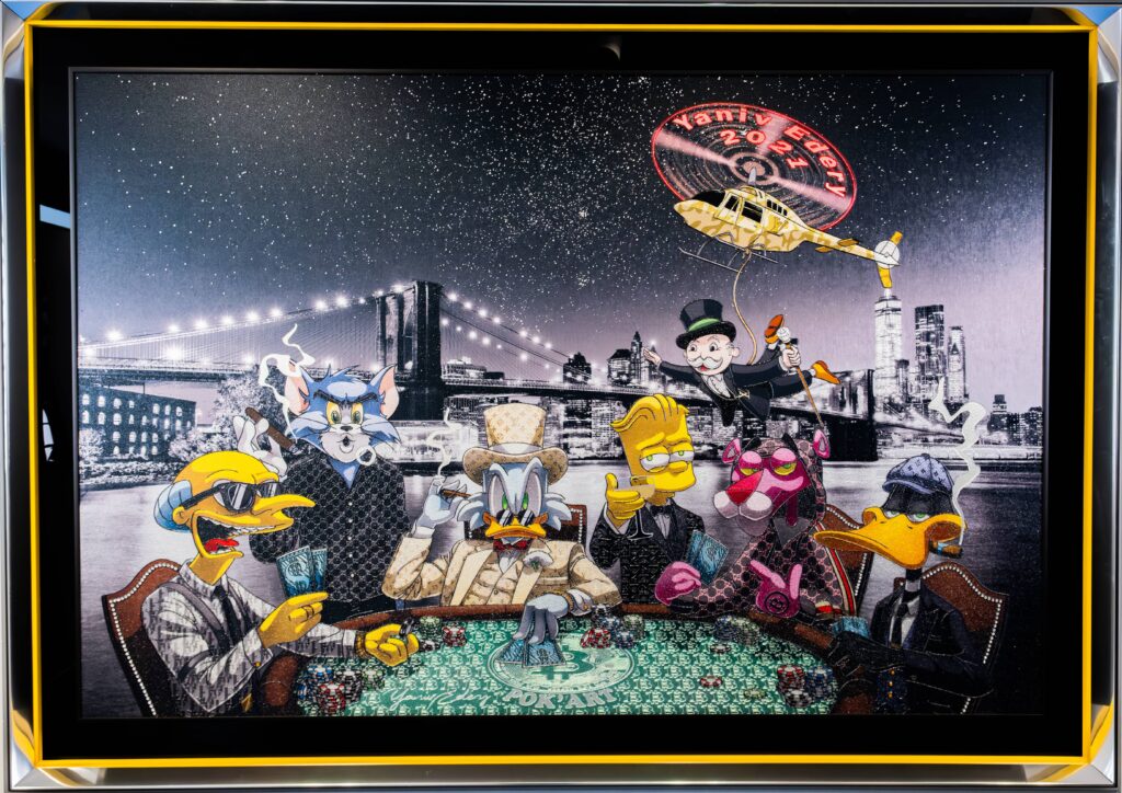 Yaniv Edery – Poker Brooklyn Bridge Het kunstwerk Poker Brooklyn Bridge van Yaniv Edery is een explosieve mix van humor, luxe en fantasie. Iconische stripfiguren nemen plaats rond een pokertafel, midden in een nachtelijk New York. Op de achtergrond schittert de beroemde Brooklyn Bridge, terwijl een helikopter boven de skyline cirkelt. Bekende karakters zoals Dagobert Duck, The Simpsons, Tom & Jerry en andere cartoonhelden komen samen in een surrealistisch tafereel. Dit speelse gezelschap wordt neergezet in een setting die normaal is voor machtige zakenmensen of wereldsterren. Hierdoor ontstaat een onverwacht contrast dat de kijker direct prikkelt. Edery gebruikt hier een gedetailleerde compositie waarin elk personage een rol speelt. De stapel geld op tafel benadrukt thema’s als macht, succes en spel. Toch zorgt de aanwezigheid van humoristische figuren voor een luchtige, bijna satirische twist. De achtergrond in zwart-wit zet de kleurrijke figuren extra in de spotlights. Hierdoor lijken de personages bijna uit het doek te springen. Het gebruik van glanzend reliëf geeft het geheel een luxueuze afwerking en een moderne uitstraling. Dit werk is meer dan alleen een vrolijke compositie. Het is een ironische kijk op rijkdom, macht en de rol van entertainment. Stripfiguren, ooit symbool van kinderlijke onschuld, worden hier iconen van glamour en competitie. Het resultaat is een kunstwerk dat zowel amuseert als aanzet tot nadenken. Met Poker Brooklyn Bridge laat Yaniv Edery opnieuw zien hoe hij popcultuur en luxe weet te verbinden tot krachtige beelden vol energie en stijl.
