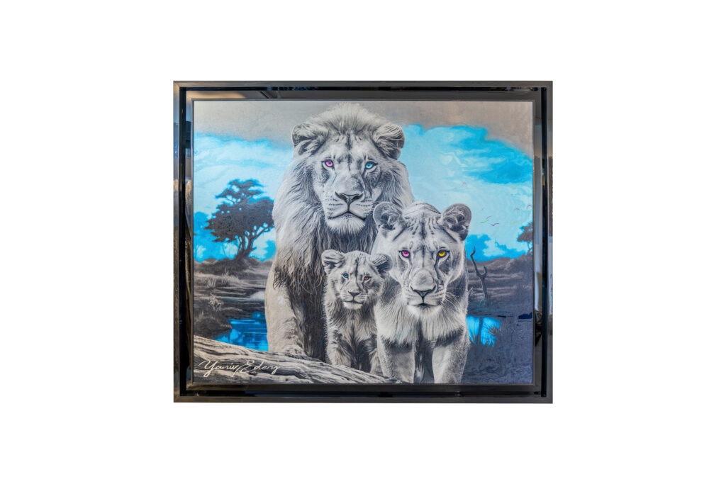 Yaniv Edery – Lion Family Blue Dit indrukwekkende kunstwerk van Yaniv Edery toont een trotse leeuwenfamilie in een serene en krachtige compositie. De leeuw, de leeuwin en hun welp staan dicht bij elkaar, symbool voor bescherming, verbondenheid en natuurlijke harmonie. Hun intense blikken grijpen direct de aandacht en maken het werk emotioneel krachtig. De achtergrond is uitgevoerd in diepe blauwtinten. Deze kleurkeuze geeft het werk een kalme maar ook mysterieuze uitstraling. Het water en de lucht versterken het gevoel van rust en diepte, terwijl de familie centraal blijft in volle kracht en waardigheid. Dit contrast tussen sober landschap en levendige ogen maakt het schilderij intrigerend. Edery gebruikt subtiele details om emotie en betekenis te versterken. De ogen van de leeuwen hebben verschillende kleuren en brengen een unieke, bijna spirituele dimensie. Het benadrukt hun individualiteit én hun eenheid. Samen vormen zij een krachtig symbool voor familiebanden, kracht en continuïteit. Het kunstwerk laat zien hoe schoonheid en symboliek hand in hand gaan. De machtige leeuw staat voor leiderschap, de leeuwin voor kracht en zorg, terwijl het welpje symbool staat voor toekomst en hoop. Dit maakt Lion Family Blue niet alleen een visueel spektakel, maar ook een verhaal over liefde, bescherming en levenscyclus. De combinatie van realistische details en een artistiek kleurgebruik zorgt voor diepte en intensiteit. Het kunstwerk blijft de kijker fascineren door zijn gelaagdheid en krachtige uitstraling.