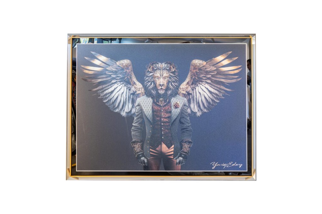 Yaniv Edery – Lion Angel Wings Dit indrukwekkende kunstwerk van Yaniv Edery toont een machtige leeuw in menselijke vorm, met schitterende engelenvleugels. Het beeld straalt zowel kracht als bescherming uit. Zijn blik is intens, zijn houding trots, en de vleugels lijken een schild van licht en kracht te vormen. De combinatie van een leeuw en engelenvleugels staat symbool voor moed, spirituele verheffing en innerlijke balans. Edery weet dit meesterlijk vast te leggen door sterke contrasten te gebruiken: de duistere achtergrond benadrukt de glans van de vleugels, terwijl de leeuwencoupe een goddelijke autoriteit uitstraalt. Het kostuum van de leeuw is rijkelijk gedetailleerd. Klassieke elementen worden gecombineerd met een moderne twist, wat zorgt voor een unieke en stijlvolle uitstraling. De kleuren zijn zorgvuldig gekozen en versterken het gevoel van mystiek en luxe. Met Lion Angel Wings gaat Edery verder dan enkel een visueel statement. Het werk nodigt de toeschouwer uit om na te denken over kracht en kwetsbaarheid, macht en bescherming, aarde en spiritualiteit. Deze dualiteit maakt het kunstwerk gelaagd en tijdloos. De aanwezigheid van de leeuw, traditioneel symbool van leiderschap en moed, gecombineerd met de vleugels die staan voor bescherming en verheffing, maakt dit werk uitzonderlijk. Het is niet alleen een ode aan de kracht van de natuur, maar ook een reflectie op de spirituele dimensie van het menselijk bestaan. Elk detail is met precisie uitgevoerd. De structuur van de vleugels, de blik van de leeuw en de subtiele accenten in het pak tonen de verfijnde techniek van Edery. Dit is een kunstwerk dat blijft fascineren, iedere keer dat je ernaar kijkt.