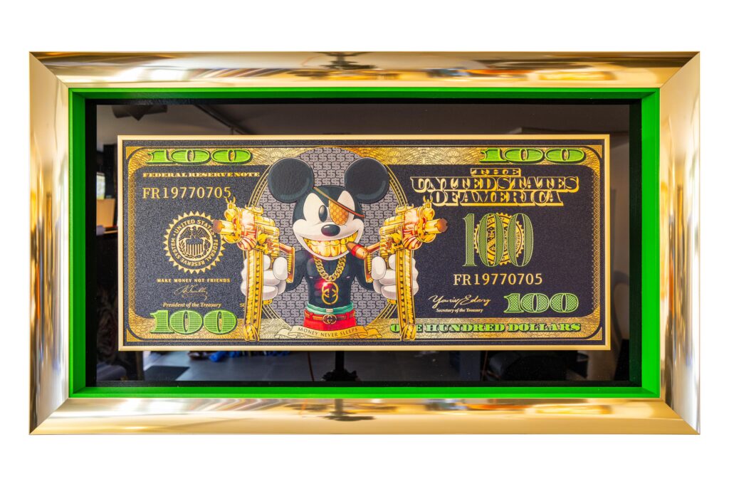 Yaniv Edery – Dollar Bill Masked Mickey Mouse Het kunstwerk Dollar Bill Masked Mickey Mouse van Yaniv Edery combineert popcultuur, luxe en speelse ironie. Mickey Mouse verschijnt hier niet als onschuldige stripheld, maar als een zelfverzekerde figuur met gouden kettingen en een imposante uitstraling. Het bankbiljet van honderd dollar vormt de achtergrond en benadrukt thema’s van rijkdom, macht en status. Toch is er ook een speelse knipoog aanwezig. De glimlach van Mickey contrasteert met de serieuze setting van het geldbiljet. Zo ontstaat een boeiende spanning tussen humor en prestige. De kleuren goud, zwart en groen versterken het gevoel van luxe en exclusiviteit. Het reliëf en de verfijnde details maken het werk krachtig en intens. Het kunstwerk straalt lef uit en laat zien hoe Edery symbolen uit de populaire cultuur opnieuw uitvindt. Daarnaast speelt de kunstenaar met tegenstellingen. Een kinderlijke figuur wordt omgevormd tot icoon van macht en stijl. Daardoor roept het werk vragen op over consumptie, identiteit en de waarde van symbolen. Het is popart met een scherp randje, prikkelend en opvallend. Dit kunstwerk is meer dan een visueel statement. Het weerspiegelt Edery’s visie om iconen uit hun vertrouwde context te halen en ze te plaatsen in een wereld waar luxe en humor elkaar ontmoeten. Dollar Bill Masked Mickey Mouse is speels, krachtig en onmiskenbaar eigentijds.