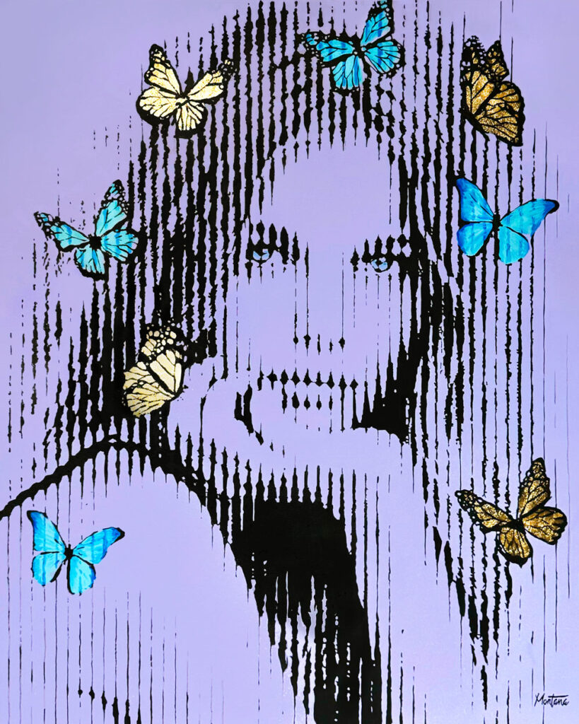 Montana Engels – Celeste Het kunstwerk Celeste van Montana Engels is een ode aan elegantie en mysterie. Het portret toont een vrouw die in stilte reflecteert, gevangen in een web van lijnen en schaduwen. De achtergrond in zachte paarse tinten versterkt het dromerige en serene gevoel. Rond het gezicht zweven kleurrijke vlinders. Hun vleugels in blauw en goud brengen beweging en energie. De vlinders symboliseren vrijheid, transformatie en hoop. Samen creëren ze een contrast tussen rust en levendigheid. Van dichtbij zie je enkel verticale strepen. Maar stap een stukje terug, en een realistisch portret ontvouwt zich. Dit spel tussen abstract en realistisch is kenmerkend voor Montana Engels. Het maakt Celeste gelaagd en intrigerend. Het werk spreekt over innerlijke kracht en vernieuwing. De blik van de vrouw is intens, bijna hypnotiserend. Daardoor raakt het kunstwerk emoties die iedereen herkent: verlangen, reflectie en groei. Celeste is niet zomaar een portret, maar een verhaal in beeld.