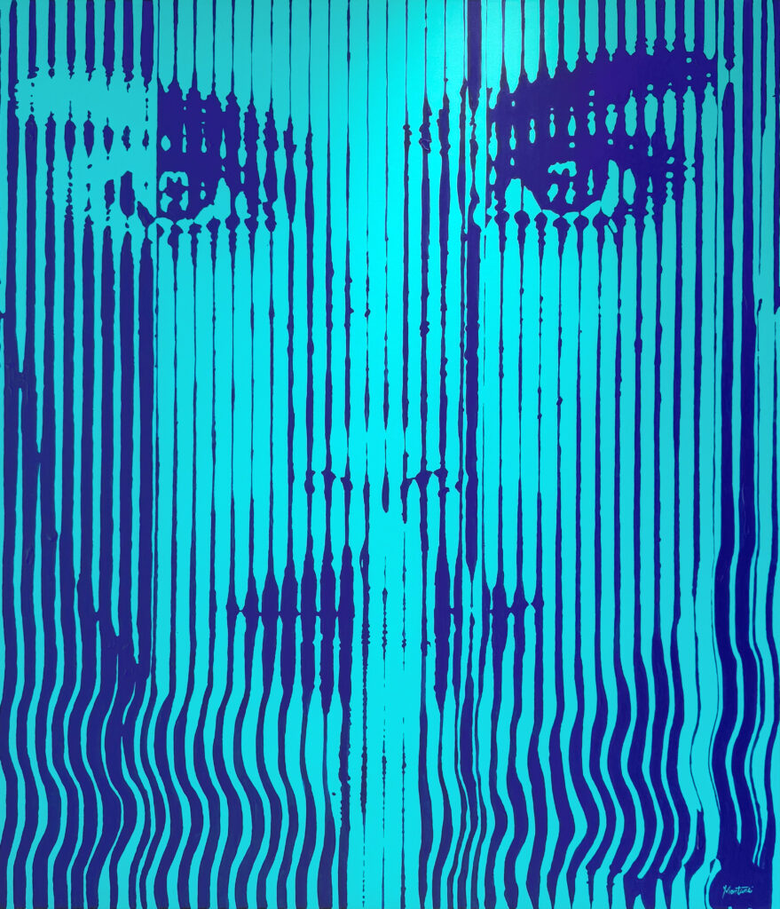 Montana Engels – Gliss Het kunstwerk Gliss van Montana Engels is een visueel statement van kracht en verfijning. Met haar kenmerkende “striped” techniek wekt de kunstenares een portret tot leven dat zowel abstract als intens realistisch oogt. Van dichtbij zie je losse lijnen, maar zodra je afstand neemt, verschijnt er een krachtig gezicht dat je direct raakt. Het spel van licht en schaduw benadrukt de expressie en maakt dit werk spannend en gelaagd. De kleurencombinatie van diep blauw en turquoise straalt een hypnotiserende energie uit. Het beeld trekt je blik vast en dwingt je tot langer kijken. Bovendien ontstaat er telkens een nieuwe beleving, afhankelijk van je perspectief. Precies daardoor spreekt Gliss zowel tot emotie als tot verbeelding. Dit kunstwerk is een perfecte balans tussen modern design en klassieke portretkunst.