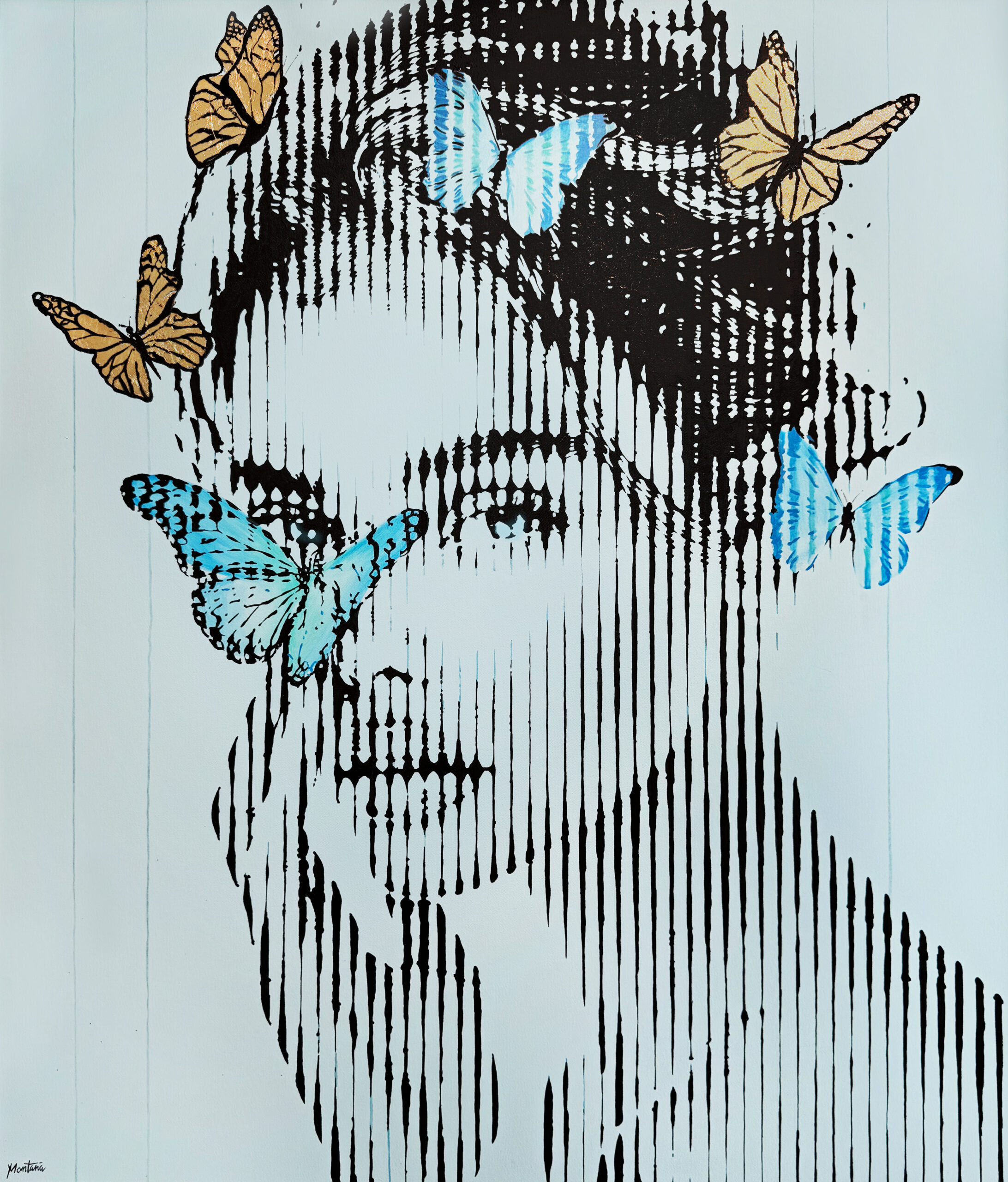 Montana Engels – Innerbloom Het kunstwerk Innerbloom van Montana Engels straalt verfijning en subtiliteit uit. Het toont een vrouwelijk portret, opgebouwd uit verticale lijnen, gecombineerd met kleurrijke vlinders. De blauwe en gouden vlinders zorgen voor een speels contrast. Ze symboliseren vrijheid, groei en transformatie. Daardoor krijgt het werk een diepere, poëtische betekenis. De zachte lijnen in combinatie met de techniek creëren een bijna dromerig effect. Elke vlinder is zorgvuldig geplaatst. Ze accentueren de contouren van het gezicht en brengen een gevoel van beweging. Daardoor ontstaat een dynamisch en harmonieus geheel. De stijl van Engels is modern en vernieuwend. Hij combineert minimalisme met emotionele gelaagdheid. Het resultaat is een kunstwerk dat rust, maar ook spanning uitstraalt. Innerbloom nodigt uit tot interpretatie. De toeschouwer ziet niet alleen schoonheid, maar ook een verhaal van innerlijke kracht. Het werk is zowel delicaat als krachtig. Het gebruik van beperkte kleuren versterkt de focus. De aandacht gaat volledig naar de interactie tussen portret en vlinders. Dit maakt het kunstwerk intens en puur. Met Innerbloom benadrukt Montana Engels hoe kunst kan bloeien vanuit eenvoud. Het is een ode aan kwetsbaarheid én aan de kracht van verbeelding.