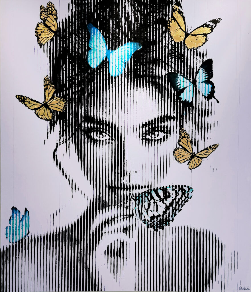 Montana Engels – Violet Het kunstwerk Violet van Montana Engels ademt mysterie en schoonheid. Het portret is opgebouwd uit verticale lijnen die samen een krachtig en vrouwelijk gezicht vormen. Van dichtbij zie je abstracte patronen, maar zodra je een stap terugzet, ontstaat een indringend beeld dat vol emotie spreekt. De vrouw op het doek kijkt met intense ogen, doordringend en uitdagend. Haar gezicht wordt omlijst door kleurrijke vlinders die symbool staan voor transformatie en vrijheid. Het contrast tussen het zwart-witte lijnenspel en de levendige kleuren van de vlinders versterkt de kracht van het werk. Montana Engels speelt hier opnieuw meesterlijk met licht, schaduw en perspectief. Het subtiele lijnenspel geeft beweging, terwijl de vlinders een speelse en poëtische laag toevoegen. Het kunstwerk roept gevoelens op van vernieuwing, vrijheid en innerlijke kracht. Violet is een ode aan de combinatie van fragiliteit en sterkte, verpakt in een betoverend visueel verhaal. Dit werk laat zien hoe abstractie en realisme naadloos kunnen versmelten. Elke lijn draagt bij aan de gelaagdheid van het portret. Bovendien nodigt Violet uit om keer op keer opnieuw te kijken, telkens met nieuwe ontdekkingen. Het is kunst die raakt, verrast en blijft intrigeren.