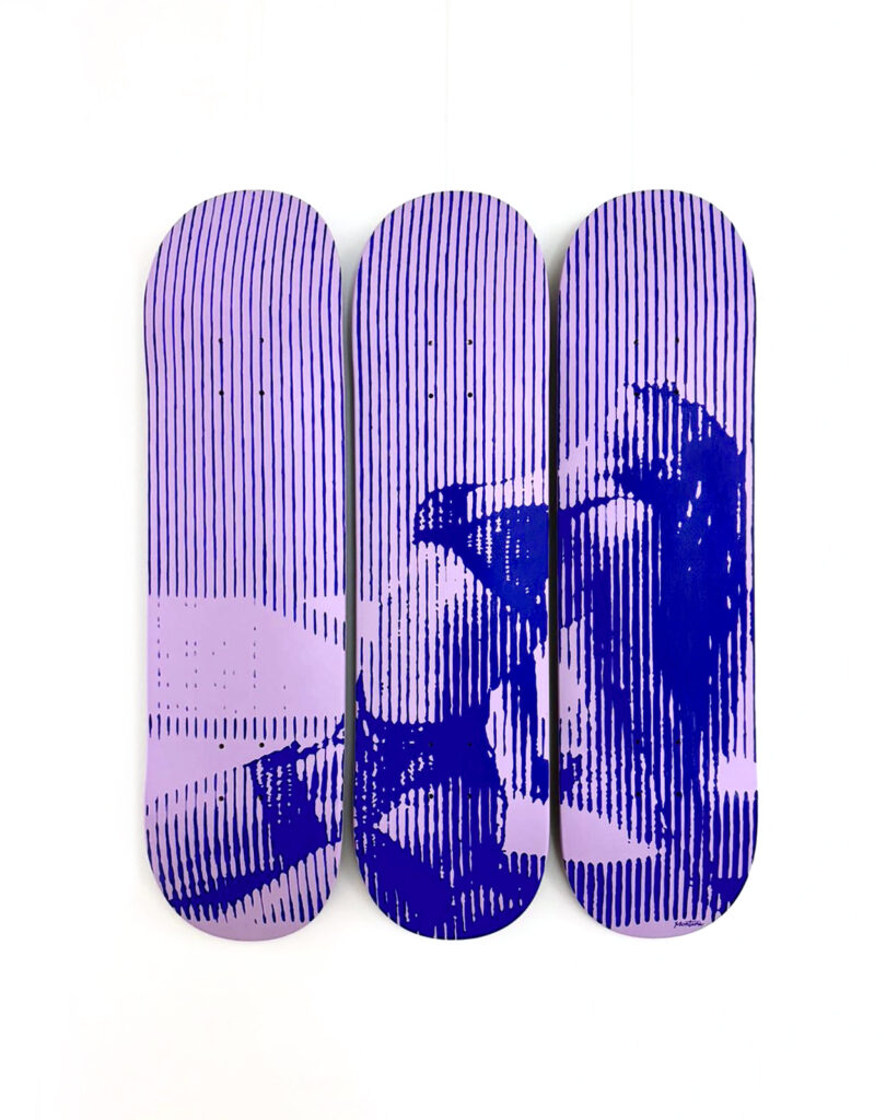 Montana Engels – Seraphibe Het kunstwerk Seraphibe van Montana Engels combineert urban cultuur met eigentijdse kunst. Drie skateboarddecks vormen samen één krachtig beeld. De compositie toont een abstract portret opgebouwd uit verticale lijnen. De kleuren paars en diepblauw versterken de spanning en zorgen voor een dynamisch contrast. Dit werk is meer dan een visuele creatie. Het gaat over beweging, ritme en vrijheid. Skateboards staan symbool voor street culture, energie en lef. Door dit medium te gebruiken, tilt Montana Engels haar kunst naar een vernieuwend niveau. Van dichtbij zie je alleen strepen. Maar zodra je afstand neemt, ontstaat een herkenbaar beeld. Dit spel van illusie en realisme is kenmerkend voor haar stijl. Seraphibe daagt de toeschouwer uit om verder te kijken en verbanden te leggen. De lijnvoering is strak maar ook speels. Hierdoor ontstaat een uniek ritme dat bijna muzikaal aanvoelt. De combinatie van abstractie en herkenbaarheid maakt dit werk veelzijdig en intrigerend. Het is een kunstwerk dat moderne esthetiek en persoonlijke expressie perfect samenbrengt.