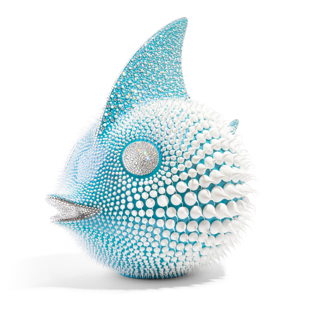 De Moonfish Turquoise van Eddy Maniez is een meesterwerk dat direct de aandacht grijpt. Het sculptuur straalt kracht én verfijning uit, en weet de toeschouwer te verrassen met zijn speelse maar luxueuze uitstraling. De turquoise kleur zorgt voor een frisse, levendige energie, terwijl de sprankelende Swarovski kristallen en zorgvuldig geplaatste silicone dots de illusie wekken van een glinsterende huid, bijna levend, bijna ademend. Deze combinatie van materialen transformeert de maanvis tot een iconisch symbool van elegantie en mystiek. Het kunstwerk gaat verder dan louter decoratie: het verbeeldt kracht, vrijheid en oneindigheid. De ronde, bolvormige lijnen roepen de dynamiek van de oceaan op, terwijl de kristallen licht vangen en weerkaatsen, net als zonnestralen die spelen op het wateroppervlak. Met dit werk bewijst Maniez dat kunst niet enkel aanschouwd moet worden, maar ook ervaren. Elke blik onthult nieuwe details, elke reflectie schept een ander perspectief. De Moonfish Turquoise past perfect in een moderne ruimte, waar het fungeert als eyecatcher die zowel luxe als levendigheid toevoegt. Dit sculptuur is niet enkel een kunstobject, maar ook een gespreksonderwerp, een statement van verfijnde smaak en liefde voor eigentijdse kunst. Het is de perfecte balans tussen natuur, fantasie en vakmanschap.