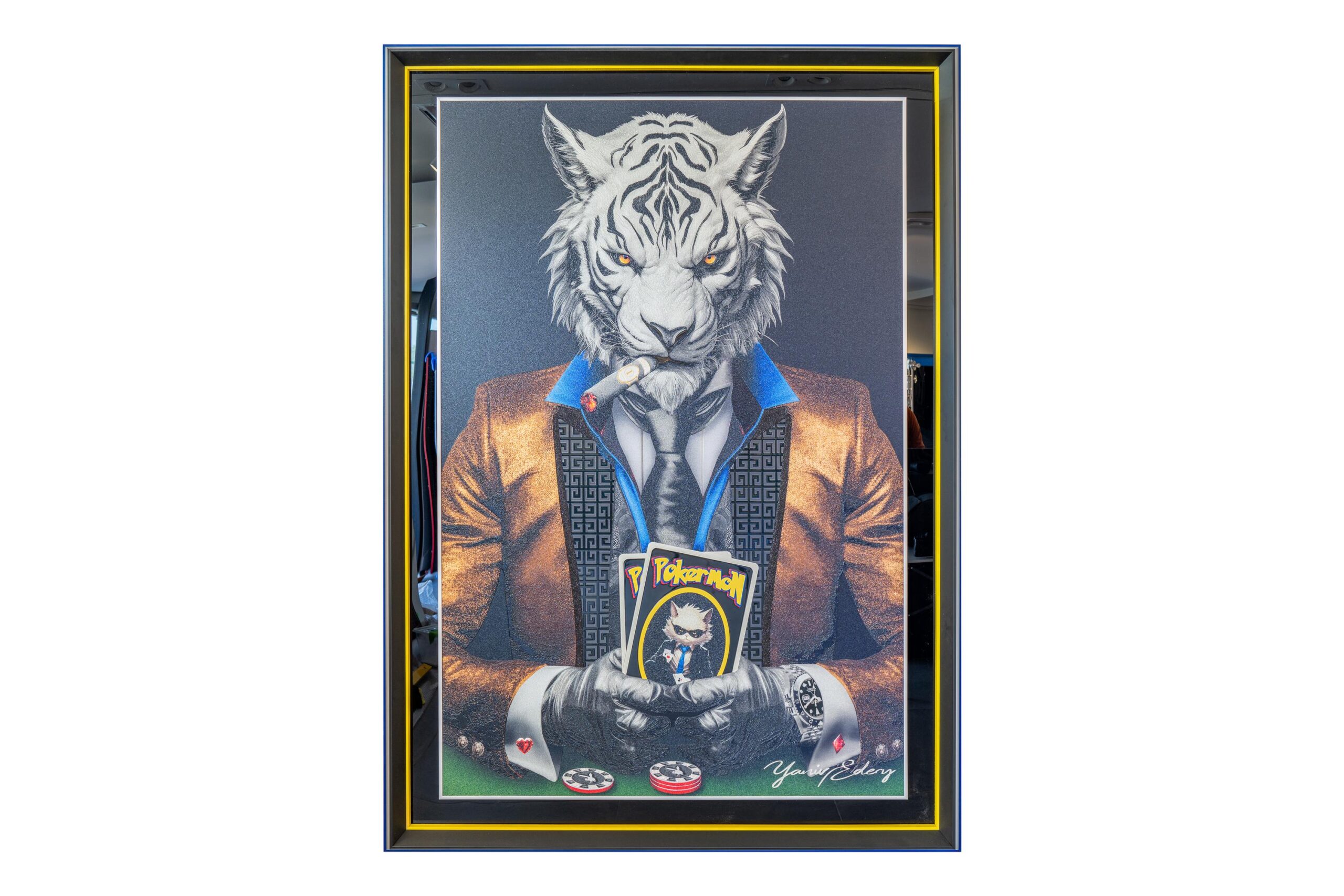 Yaniv Edery – Tiger Pok’Art Gold is een kunstwerk dat luxe, kracht en verfijning verenigt. De tijgerfiguur, elegant gekleed in een goudkleurig pak, straalt autoriteit en vastberadenheid uit. Zijn scherpe blik, stevige houding en de sigaar in zijn mond benadrukken de symboliek van macht en strategie. Met de pokerkaarten in de hand verbeeldt hij lef, spel en de kunst van keuzes maken. Het gebruik van goud is hierbij geen toeval. Het verwijst naar luxe, rijkdom en succes. Daardoor krijgt het werk niet alleen een decoratieve, maar ook een diepere betekenis. De intense contrasten en sterke lijnen zorgen voor dynamiek. Bovendien trekt de combinatie van dierlijke kracht en menselijke elegantie meteen de aandacht. Dit kunstwerk is meer dan een afbeelding, het is een krachtig statement. Plaats dit werk in een interieur en de ruimte verandert onmiddellijk. Het werk domineert, inspireert en nodigt uit tot gesprek. De tijger als symbool van moed en de pokerwereld als metafoor voor risico en strategie vormen samen een intrigerende dialoog. Het is kunst die blijft boeien en steeds opnieuw iets nieuws laat zien.
