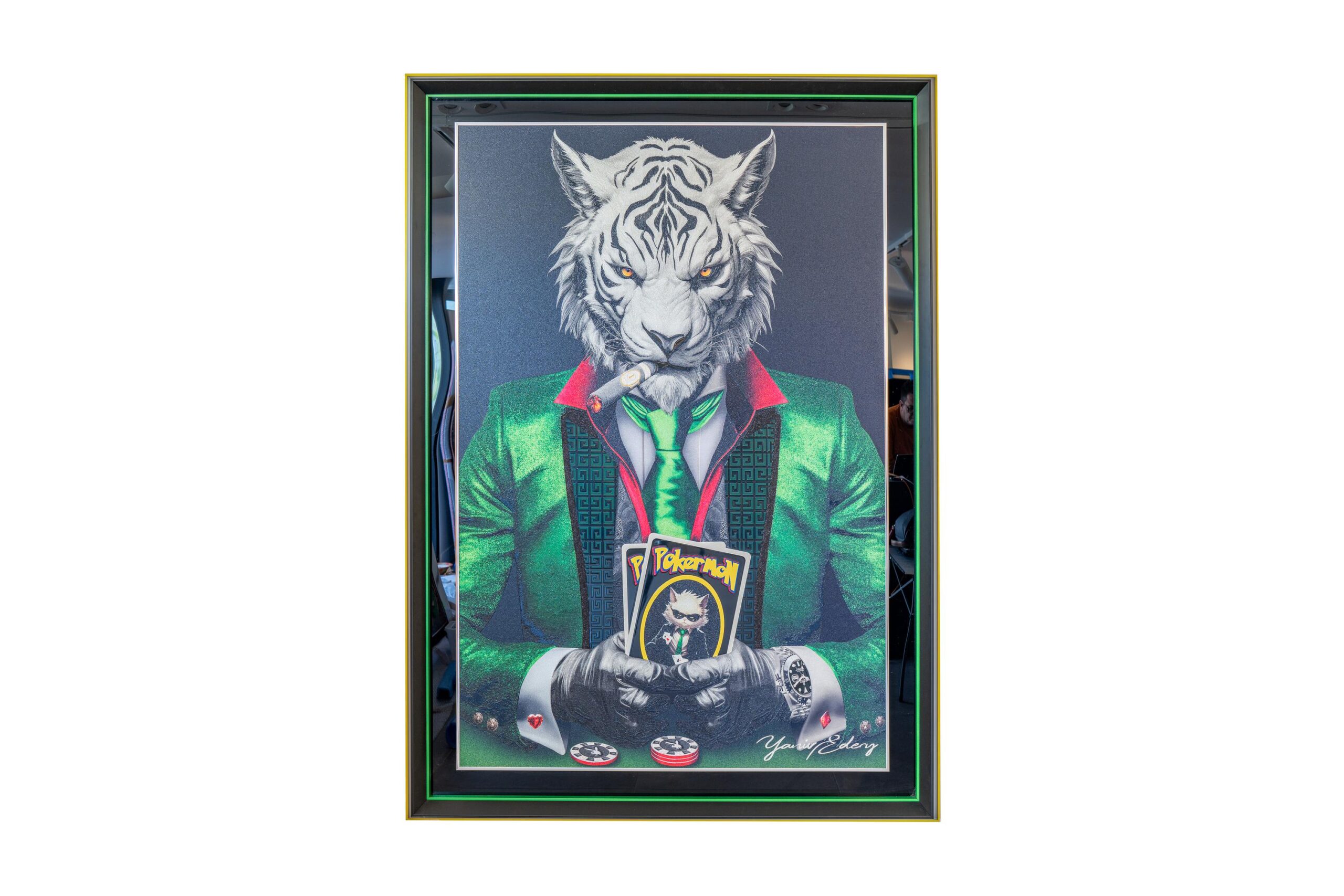 Yaniv Edery – Tiger Pok’Art Green is een krachtig en gedurfd kunstwerk dat onmiddellijk indruk maakt. De witte tijger, gekleed in een opvallend groen pak, straalt luxe, lef en strategie uit. Het dier, met zijn indringende blik en sigaar, is meer dan alleen een figuur: het is een symbool van dominantie en controle. In zijn handen houdt hij pokerkaarten, hét teken van risico, spel en overwinning. De groene kleur van het pak is veelzeggend. Groen staat voor balans, energie en vernieuwing. Het voegt een dynamische laag toe aan het werk en benadrukt de innerlijke kracht van de tijger. Door deze opvallende kleur wordt het kunstwerk niet alleen een blikvanger, maar ook een visuele metafoor voor groei en macht. Plaats dit werk in elke ruimte en de sfeer verandert direct. Het kunstwerk trekt de aandacht, prikkelt emoties en nodigt uit tot gesprek. Het is meer dan decoratie. Het is een verhaal van lef, strategie en elegantie. Elk detail, van de zorgvuldig geschilderde vacht tot de scherpe contouren van de kaarten, laat zien hoe nauwkeurig en stijlvol Yaniv Edery werkt.