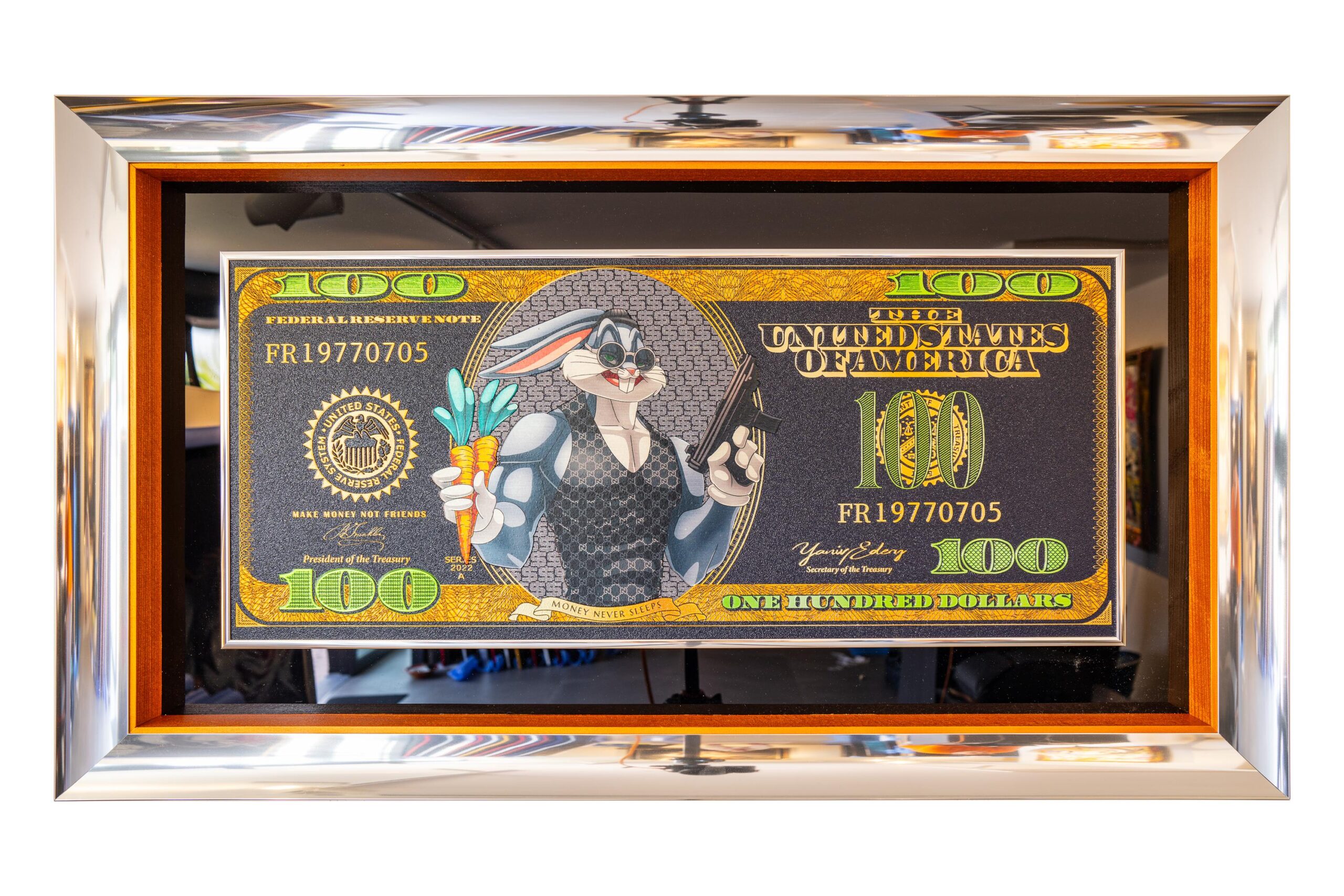 Yaniv Edery – Dollar Bill Bugs Bunny Het kunstwerk Dollar Bill Bugs Bunny van Yaniv Edery is een speelse en krachtige mix van humor, luxe en popcultuur. Op een gouden bankbiljet van honderd dollar verschijnt Bugs Bunny in een compleet nieuwe rol. Niet langer alleen de grappige tekenfilmheld, maar nu een stoer en zelfverzekerd icoon. Met een wortel in de ene hand en een wapen in de andere, daagt hij de toeschouwer direct uit. Edery gebruikt sterke contrasten en rijke details om spanning te creëren. Het klassieke dollarbiljet krijgt een moderne en brutale twist. De glanzende gouden achtergrond benadrukt rijkdom en macht, terwijl de karikaturale figuur van Bugs Bunny zorgt voor een verrassend contrast. Hierdoor ontstaat een werk dat zowel herkenbaar als vernieuwend is. De combinatie van stripfiguur en geldsymbool geeft een duidelijke boodschap. Humor, macht en luxe vloeien samen in een beeld dat ironie ademt. Bovendien versterkt de reliëf-techniek van Edery de beleving, waardoor de details tastbaar lijken en het kunstwerk extra diepte krijgt. Dollar Bill Bugs Bunny gaat verder dan een decoratief beeld. Het is een knipoog naar consumentisme, rijkdom en de kracht van populaire cultuur. Het werk is energiek, rebels en tegelijkertijd verfijnd. De artistieke spanning tussen cartoon en luxemunt maakt dit kunstwerk uniek en onderscheidend. Dit kunstwerk trekt direct de aandacht en laat een blijvende indruk achter. Het is een creatieve botsing tussen fantasie en realiteit, uitgevoerd met de typische precisie en lef van Yaniv Edery.