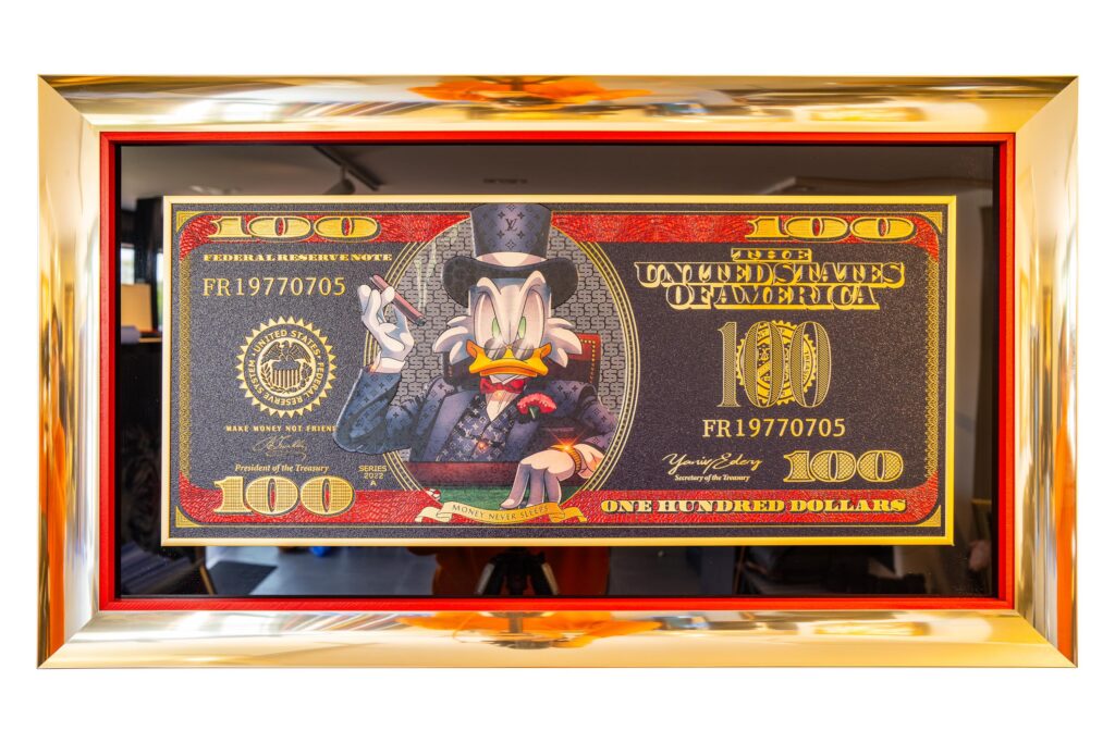 Dollar Bill Poker Dagobert (Copy) – Yaniv Edery Dollar Bill Poker Dagobert (Copy) van Yaniv Edery  straalt direct luxe en kracht uit. Yaniv Edery combineert iconische symbolen met moderne glamour. Het resultaat is een meesterwerk dat aandacht eist. Dagobert Duck, symbool van rijkdom, verschijnt stijlvol en uitdagend. Hij zit centraal op een dollarbiljet, getransformeerd tot een kunstzinnige boodschap. Elke lijn benadrukt macht. Bovendien versterken de gouden en rode tinten de dynamiek. Het werk is daardoor niet alleen een blikvanger, maar ook een gespreksonderwerp. Edery werkt met precisie. Hij gebruikt krachtige kleuren, scherpe contrasten en luxueuze details. Zo ontstaat er een spanningsveld tussen cartoon en realiteit. Dit maakt het kunstwerk provocerend én speels. De boodschap is helder: geld en macht zijn onlosmakelijk verbonden, maar altijd met een knipoog. Daarnaast valt de omlijsting op. Het gouden frame benadrukt de waarde en grandeur van het stuk. Het kunstwerk straalt daardoor nog meer exclusiviteit uit. De uitspraak “Money never sleeps” geeft extra betekenis. Het prikkelt de kijker en roept vragen op over status en overvloed.