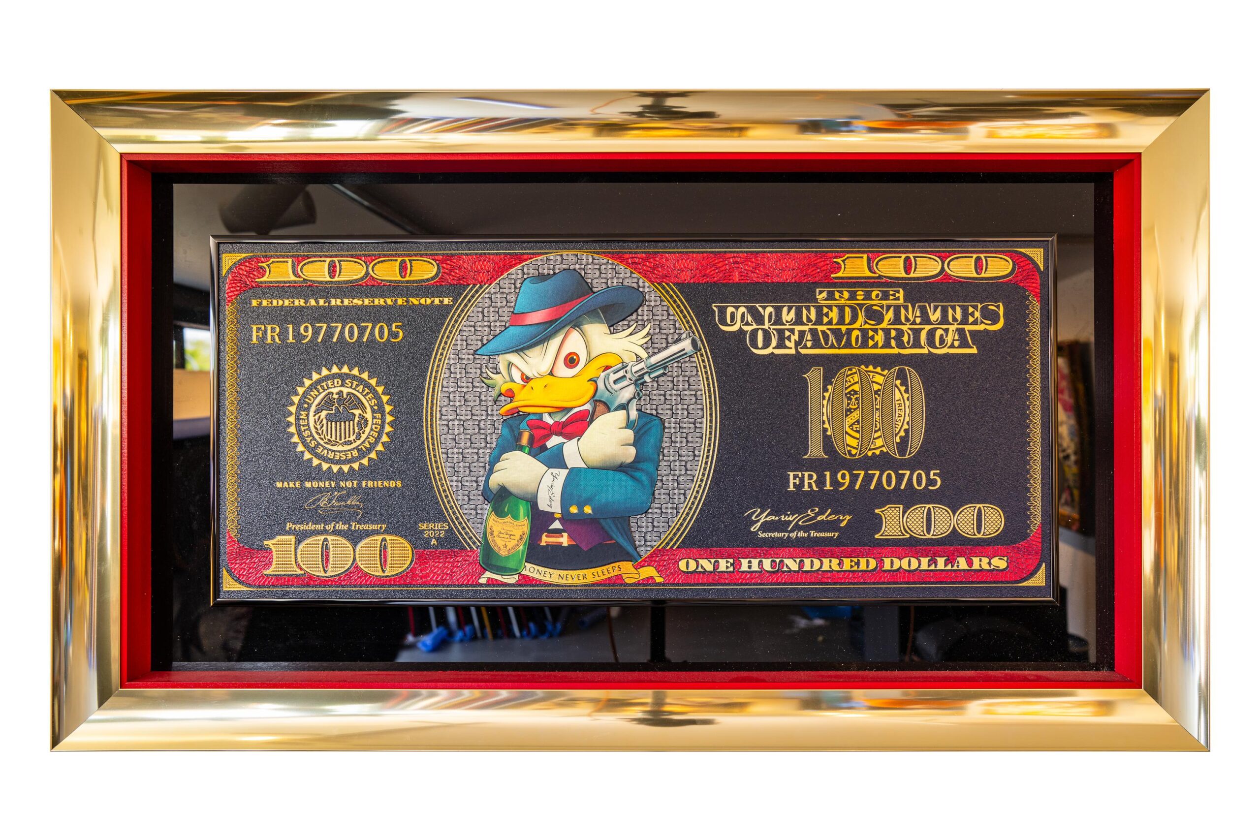 Yaniv Edery – Dollar Bill Dagobert Gun Het kunstwerk Dollar Bill Dagobert Gun van Yaniv Edery toont een iconisch beeld vol luxe en ironie. Dagobert Duck, symbool van rijkdom, verschijnt hier in een nieuwe rol. Hij draagt een chique outfit en houdt een pistool vast, waarmee hij kracht en dominantie uitstraalt. De achtergrond van het honderd dollar biljet versterkt het thema van macht en geld. Het gebruik van rood, goud en blauw geeft het werk een luxueuze en opvallende uitstraling. Hierdoor ontstaat een sterk contrast tussen stripfiguur en serieuze symboliek. Edery speelt bewust met de spanning tussen speelsheid en ernst. Dagobert Duck wordt niet alleen een karikatuur van rijkdom, maar ook een symbool van controle en invloed. Het pistool in zijn hand benadrukt de rauwe kant van macht, terwijl de glimlach een speelse knipoog geeft. Het kunstwerk zit vol details die het oog blijven trekken. De gedurfde kleurencombinaties geven diepte en intensiteit. Daardoor ontstaat een uniek samenspel tussen popart en maatschappelijk commentaar. De compositie maakt dit werk zowel uitdagend als intrigerend. Het roept vragen op over de relatie tussen geld, macht en identiteit. Tegelijkertijd blijft het herkenbaar en toegankelijk dankzij het gebruik van een populaire stripheld. Dollar Bill Dagobert Gun laat zien hoe Edery iconische figuren heruitvindt en plaatst in een wereld van luxe en ironische contrasten. Het resultaat is een kunstwerk dat confronteert, verleidt en amuseert.