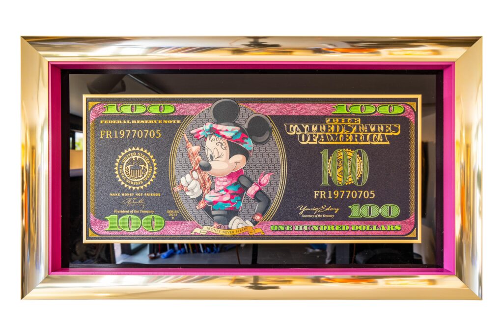 Yaniv Edery – Dollar Bill Minnie Mouse Dit opvallende kunstwerk van Yaniv Edery combineert popcultuur, luxe en humor. Een kleurrijke versie van Minnie Mouse prijkt trots in het midden van een honderd dollar biljet. Door de speelse mix van cartoonfiguur en geldbiljet ontstaat een krachtig contrast dat zowel vrolijkheid als kritische symboliek uitstraalt. De zwarte achtergrond en gouden details geven het werk een luxueuze uitstraling, terwijl de felle kleuren van Minnie direct het oog trekken. Dit spel tussen serieuze thema’s en luchtige pop-art maakt het kunstwerk verrassend en veelzijdig. Het is vrolijk en gedurfd, maar ook een subtiel commentaar op consumptie, status en de waarde die we toekennen aan iconen. Edery gebruikt hier scherpe lijnen en levendige tinten om spanning en energie te creëren. Elk detail, van de glanzende cijfers tot de vrolijke pose van Minnie, draagt bij aan een dynamisch geheel. Dit kunstwerk is niet enkel een decoratie, maar een symbool van moderniteit en speelsheid. Plaats Dollar Bill Minnie Mouse in een woonkamer, kantoor of galerie en ervaar hoe het onmiddellijk kleur, energie en gesprek oproept. Het is een statement piece dat niet onopgemerkt blijft. Perfect voor wie houdt van moderne kunst, pop-art en unieke verzamelstukken.