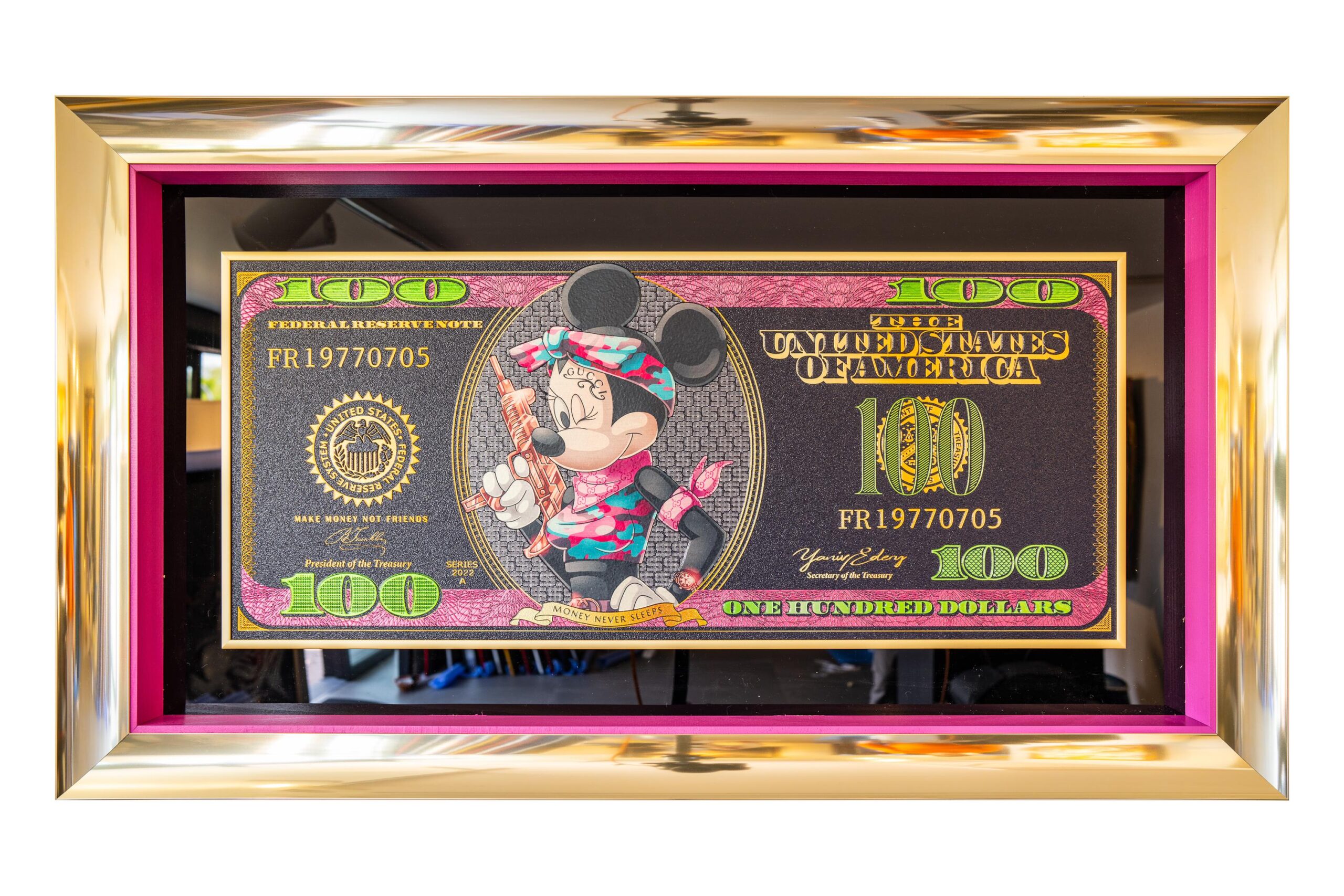 Yaniv Edery – Dollar Bill Minnie Mouse Dit opvallende kunstwerk van Yaniv Edery combineert popcultuur, luxe en humor. Een kleurrijke versie van Minnie Mouse prijkt trots in het midden van een honderd dollar biljet. Door de speelse mix van cartoonfiguur en geldbiljet ontstaat een krachtig contrast dat zowel vrolijkheid als kritische symboliek uitstraalt. De zwarte achtergrond en gouden details geven het werk een luxueuze uitstraling, terwijl de felle kleuren van Minnie direct het oog trekken. Dit spel tussen serieuze thema’s en luchtige pop-art maakt het kunstwerk verrassend en veelzijdig. Het is vrolijk en gedurfd, maar ook een subtiel commentaar op consumptie, status en de waarde die we toekennen aan iconen. Edery gebruikt hier scherpe lijnen en levendige tinten om spanning en energie te creëren. Elk detail, van de glanzende cijfers tot de vrolijke pose van Minnie, draagt bij aan een dynamisch geheel. Dit kunstwerk is niet enkel een decoratie, maar een symbool van moderniteit en speelsheid. Plaats Dollar Bill Minnie Mouse in een woonkamer, kantoor of galerie en ervaar hoe het onmiddellijk kleur, energie en gesprek oproept. Het is een statement piece dat niet onopgemerkt blijft. Perfect voor wie houdt van moderne kunst, pop-art en unieke verzamelstukken.
