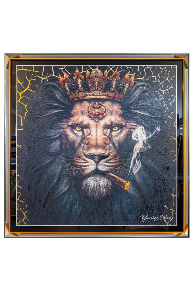 Yaniv Edery – Lion King Cigar Dit meesterwerk van Yaniv Edery toont een imposante leeuw, de onbetwiste koning van de dieren. Met een kroon op zijn hoofd en een brandende sigaar tussen zijn tanden straalt hij macht, luxe en dominantie uit. Zijn intense ogen kijken de toeschouwer recht aan en maken direct duidelijk dat dit kunstwerk autoriteit belichaamt. De rijke details in de kroon en de subtiele rook van de sigaar geven het werk een extra laag van verfijning. De achtergrond, met zijn gebarsten textuur en gouden accenten, benadrukt zowel kracht als vergankelijkheid. Het contrast tussen de donkere manen en de lichtaccenten in de ogen creëert een hypnotiserende balans. Edery gebruikt hier niet alleen realisme, maar ook symboliek. De leeuw staat voor moed, kracht en leiderschap. De kroon verwijst naar macht en status, terwijl de sigaar symbool staat voor luxe en zelfverzekerdheid. Deze combinatie maakt het kunstwerk gelaagd en betekenisvol. Het werk ademt autoriteit en stijl. Elk detail, van de glans van de kroon tot de structuur van de manen, is met zorg uitgewerkt. Lion King Cigar is daarmee niet enkel een visueel kunstwerk, maar ook een symbool van dominantie, luxe en trots. Het werk blijft fascineren doordat het verschillende interpretaties oproept. Het is een iconisch beeld dat kracht uitstraalt en tegelijkertijd uitnodigt om na te denken over macht, status en identiteit.