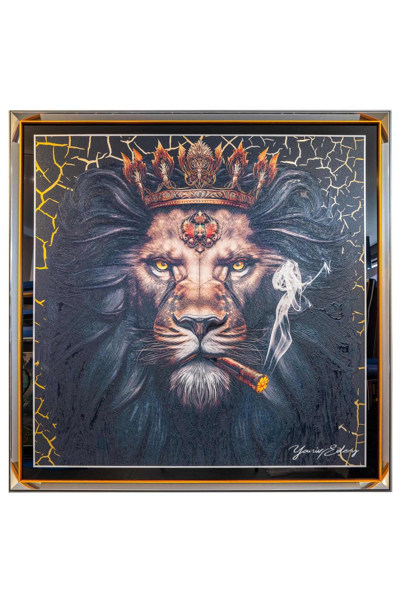 Yaniv Edery – Lion King Cigar Dit meesterwerk van Yaniv Edery toont een imposante leeuw, de onbetwiste koning van de dieren. Met een kroon op zijn hoofd en een brandende sigaar tussen zijn tanden straalt hij macht, luxe en dominantie uit. Zijn intense ogen kijken de toeschouwer recht aan en maken direct duidelijk dat dit kunstwerk autoriteit belichaamt. De rijke details in de kroon en de subtiele rook van de sigaar geven het werk een extra laag van verfijning. De achtergrond, met zijn gebarsten textuur en gouden accenten, benadrukt zowel kracht als vergankelijkheid. Het contrast tussen de donkere manen en de lichtaccenten in de ogen creëert een hypnotiserende balans. Edery gebruikt hier niet alleen realisme, maar ook symboliek. De leeuw staat voor moed, kracht en leiderschap. De kroon verwijst naar macht en status, terwijl de sigaar symbool staat voor luxe en zelfverzekerdheid. Deze combinatie maakt het kunstwerk gelaagd en betekenisvol. Het werk ademt autoriteit en stijl. Elk detail, van de glans van de kroon tot de structuur van de manen, is met zorg uitgewerkt. Lion King Cigar is daarmee niet enkel een visueel kunstwerk, maar ook een symbool van dominantie, luxe en trots. Het werk blijft fascineren doordat het verschillende interpretaties oproept. Het is een iconisch beeld dat kracht uitstraalt en tegelijkertijd uitnodigt om na te denken over macht, status en identiteit.