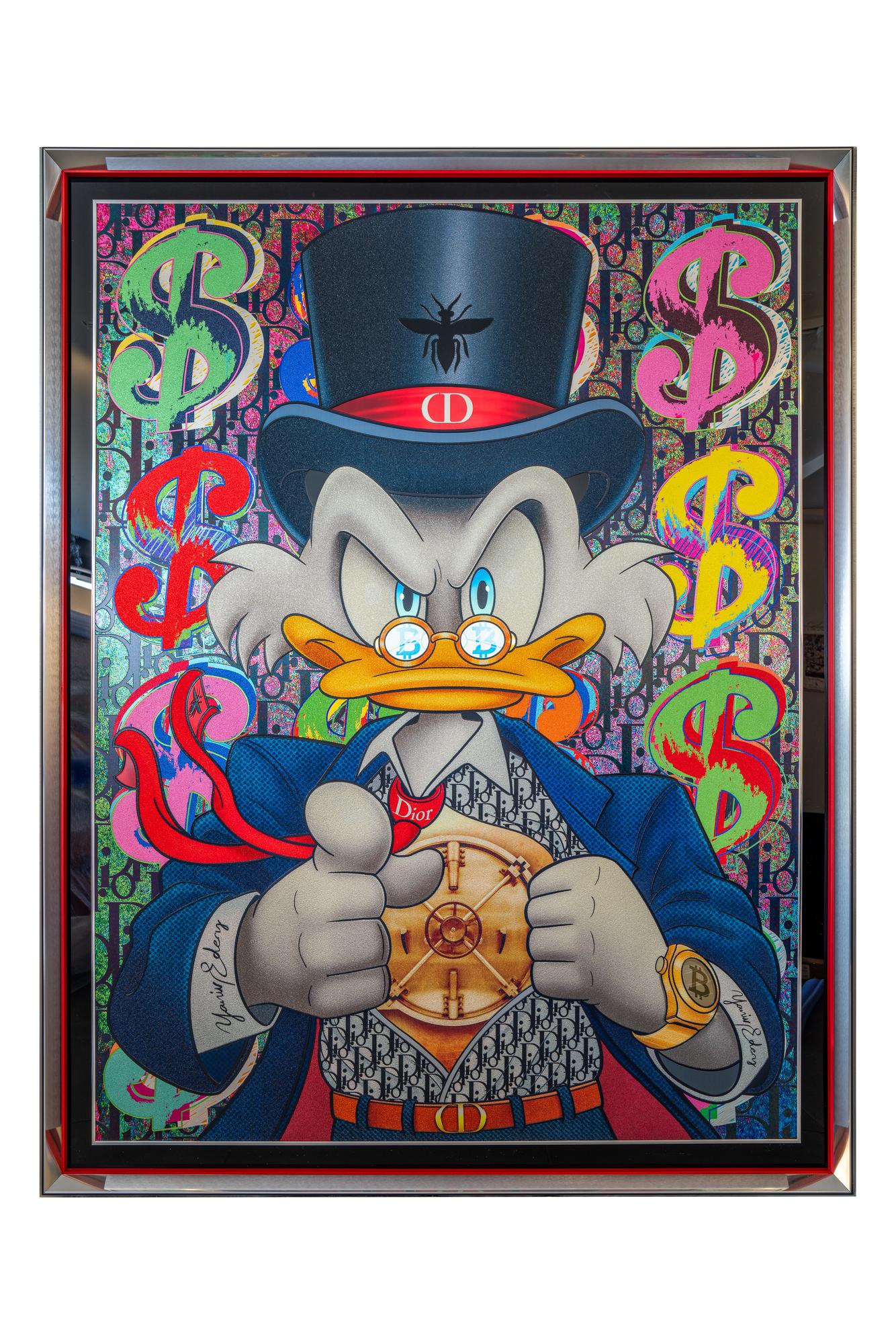 Yaniv Edery, Dagobert Pop Vault Yaniv Edery – Dagobert Pop Vault is een kunstwerk dat popcultuur, luxe en satire samenbrengt. Het toont Dagobert Duck als symbool van rijkdom en macht. Hij staat in volle glorie, met hoge hoed, gouden klok en een vastberaden blik. Kleurrijke dollartekens vullen de achtergrond en versterken de associatie met geld en status. Daardoor ontstaat een krachtig contrast tussen stripfiguur en luxewereld. Dit werk is een ode aan het spel tussen fictie en werkelijkheid. De details zijn scherp, de kleuren fel en de stijl uitgesproken modern. Bovendien verwijst het naar hedendaagse consumptiecultuur. De compositie nodigt uit om verder te kijken, om lagen van humor en kritiek te ontdekken. Het gebruik van iconische symbolen maakt het herkenbaar, maar tegelijk vernieuwend. Edery benadrukt met dit werk hoe geld en macht vaak worden verheerlijkt. Tegelijkertijd speelt hij met de onschuldige wereld van cartoons, die hier juist een serieuze lading krijgen. De balans tussen ironie en luxe is subtiel aanwezig. Hierdoor krijgt het kunstwerk extra diepgang en betekenis. Het gebruik van glanzende accenten versterkt bovendien het gevoel van extravagantie. De boodschap is helder maar speels: rijkdom is zowel een droom als een illusie. Precies dat maakt Dagobert Pop Vault zo intrigerend. Het kunstwerk is krachtig, origineel en gedurfd.
