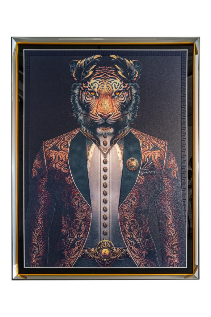 Yaniv Edery – Tiger Crown Dark Het kunstwerk Tiger Crown Dark van Yaniv Edery straalt pure kracht en elegantie uit. De tijger, statig in een rijk gedetailleerd kostuum, combineert dierlijke dominantie met menselijke verfijning. Elke lijn van zijn vacht, subtiel verwerkt in donkere tinten, versterkt de intensiteit van zijn blik. Het diepe contrast tussen het zwarte decor en de gouden accenten geeft het werk een vorstelijke allure. De pose van de tijger is krachtig en onwrikbaar. Zijn houding, rechtop en trots, benadrukt waardigheid en macht. Bovendien zorgen de ornamenten op het kostuum voor een luxueuze uitstraling die direct in het oog springt. Dit contrast maakt het kunstwerk dynamisch en onvergetelijk. Edery gebruikt in dit werk een indrukwekkend spel van textuur en diepte. Het reliëf laat de details letterlijk tot leven komen. Daardoor krijgt de toeschouwer het gevoel oog in oog te staan met een wezen dat zowel mythisch als realistisch is. Het werk balanceert op de grens van fantasie en werkelijkheid, waardoor het blijft fascineren. Het samenspel van symboliek is onmiskenbaar. De tijger staat voor moed en kracht, terwijl de weelderige kleding een teken is van status en prestige. Samen vormen zij een visueel verhaal van macht, schoonheid en verfijning. Dit maakt Tiger Crown Dark tot een uniek meesterwerk binnen het oeuvre van Yaniv Edery.