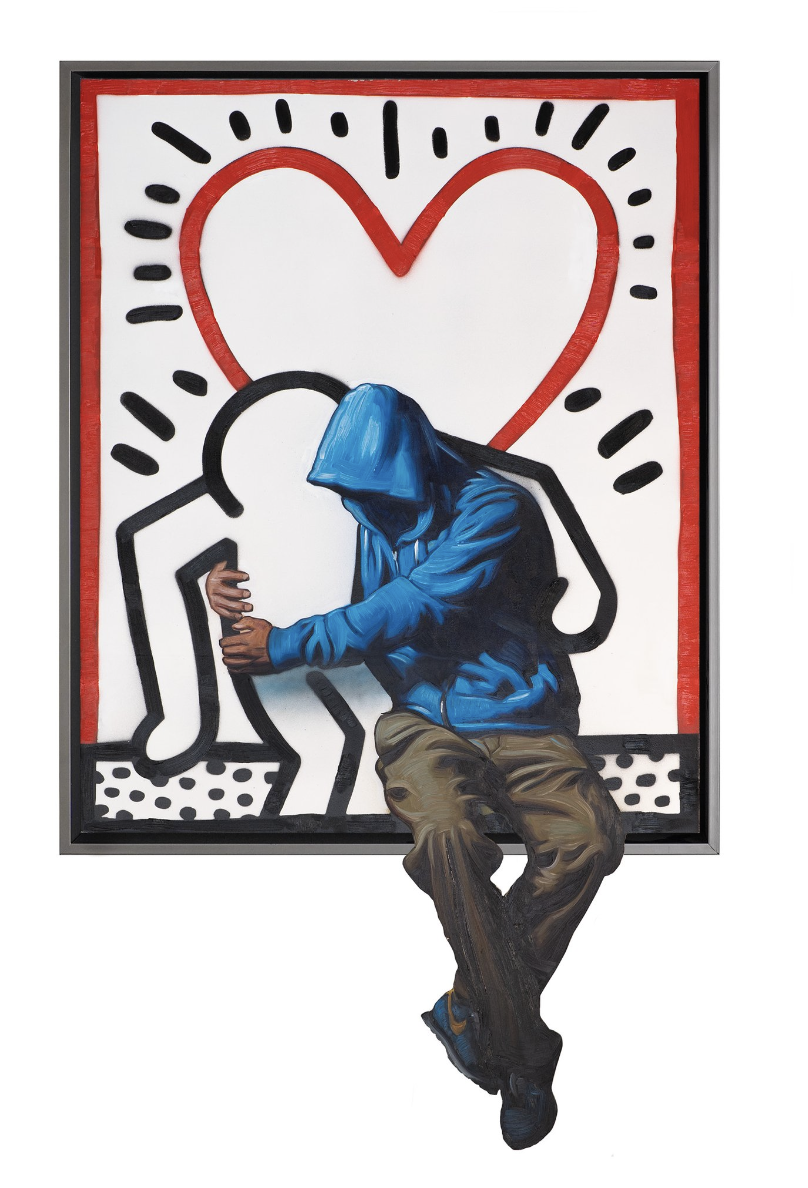 BFF White/Red – Hijack Met BFF White/Red brengt Hijack een krachtig eerbetoon aan vriendschap, liefde en verbondenheid. Het werk toont een realistisch geschilderde jongeman in hoodie, die zich letterlijk nestelt in het iconische lijnenspel van Keith Haring. Het speelse figuur met rood hart wordt omarmd door het moderne street art-personage van Hijack. Daardoor ontstaat een unieke dialoog tussen twee generaties kunstenaars. Eerst valt de herkenbare stijl van Haring op, met dikke zwarte lijnen en felle rode accenten. Vervolgens trekt de jongen in hoodie de aandacht, alsof hij uit de lijst stapt en deel wordt van de omarming. Bovendien versterkt de contrastwerking – tussen strakke popart en realistische street art – de emotionele impact van het werk. Juist dit samenspel maakt BFF White/Red bijzonder en gelaagd. Dit kunstwerk benadrukt dat liefde universeel is, grenzeloos en tijdloos. Het verbindt nostalgie met hedendaagse thema’s, waardoor het zowel vertrouwd als vernieuwend aanvoelt. Daardoor spreekt het werk niet alleen liefhebbers van Haring aan, maar ook verzamelaars die de frisse energie van Hijack waarderen.