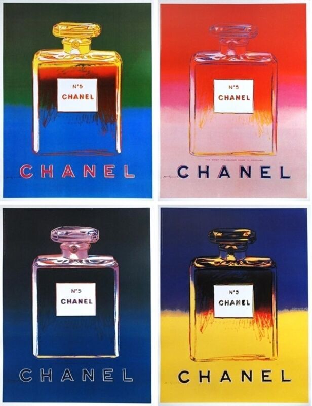 Chanel set of 4 – Andy Warhol Met de Chanel set of 4 brengt Andy Warhol, meester van de popart, een ode aan luxe, stijl en iconische beeldtaal. Elk werk toont het legendarische parfumflesje van Chanel No. 5, uitgevoerd in verschillende kleurvariaties. Daardoor ontstaat een serie die speelt met herhaling én contrast, kenmerkend voor Warhols visie op consumptie en glamour. Allereerst valt de kracht van de kleuren op. Rood, blauw, geel en roze zorgen voor een energieke uitstraling, terwijl het herkenbare flesje steeds centraal blijft. Bovendien versterkt de variatie in tinten de spanning tussen elegantie en experiment. Juist dit contrast maakt de set bijzonder aantrekkelijk voor zowel liefhebbers van mode als van kunst. Deze serie past perfect in Warhols oeuvre, waarin hij alledaagse objecten transformeerde tot kunstwerken met een diepere betekenis. Chanel set of 4 benadrukt hoe sterk een merkbeeld kan zijn en hoe kunst dit kan verheffen tot iets tijdloos. Bovendien hebben Warhols werken een uitzonderlijke verzamelwaarde, wat deze set tot een gewilde aanvulling maakt voor iedere collectie.