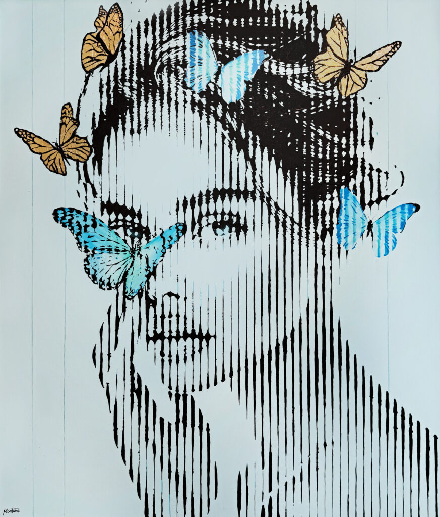 Innerbloom – Montana Ontdek Innerbloom, een verfijnd en betoverend portret van de Belgische kunstenares Montana. Dit werk brengt lichtheid en emotie samen in een subtiel samenspel van vorm, lijn en kleur. Vanaf de eerste blik voel je de zachte energie van het beeld — een harmonie tussen kracht, kwetsbaarheid en vernieuwing. Het portret toont een vrouw die omringd wordt door vlinders in tinten van blauw en goud. Deze sierlijke wezens symboliseren transformatie en vrijheid. De delicate contrasten tussen de fijnzinnige lijnen en de levendige kleuren laten het doek ademen. Daardoor krijgt Innerbloom een gevoel van beweging, alsof de vlinders elk moment tot leven kunnen komen. Montana gebruikt haar kenmerkende lijnstructuren om emotie tastbaar te maken. Elke lijn draagt betekenis, elke kleur vertelt een verhaal. Door het ritme en de herhaling ontstaat een gevoel van sereniteit en balans. Tegelijk voel je de intensiteit van de blik — introspectief, dromerig en vol leven. Innerbloom nodigt de toeschouwer uit om stil te staan, te ademen en zich te verbinden met zijn eigen gevoel. De combinatie van het zwart-witte portret met de kleurrijke vlinders symboliseert groei en hergeboorte. Met haar kenmerkende balans tussen verfijning en emotie weet Montana in Innerbloom de kracht van innerlijke groei op subtiele wijze te verbeelden. De vlinders lijken haast te bewegen, waardoor het werk een levendige, bijna dromerige energie uitstraalt die de toeschouwer blijft betoveren. Dit kunstwerk is een ode aan innerlijke schoonheid en vernieuwing.