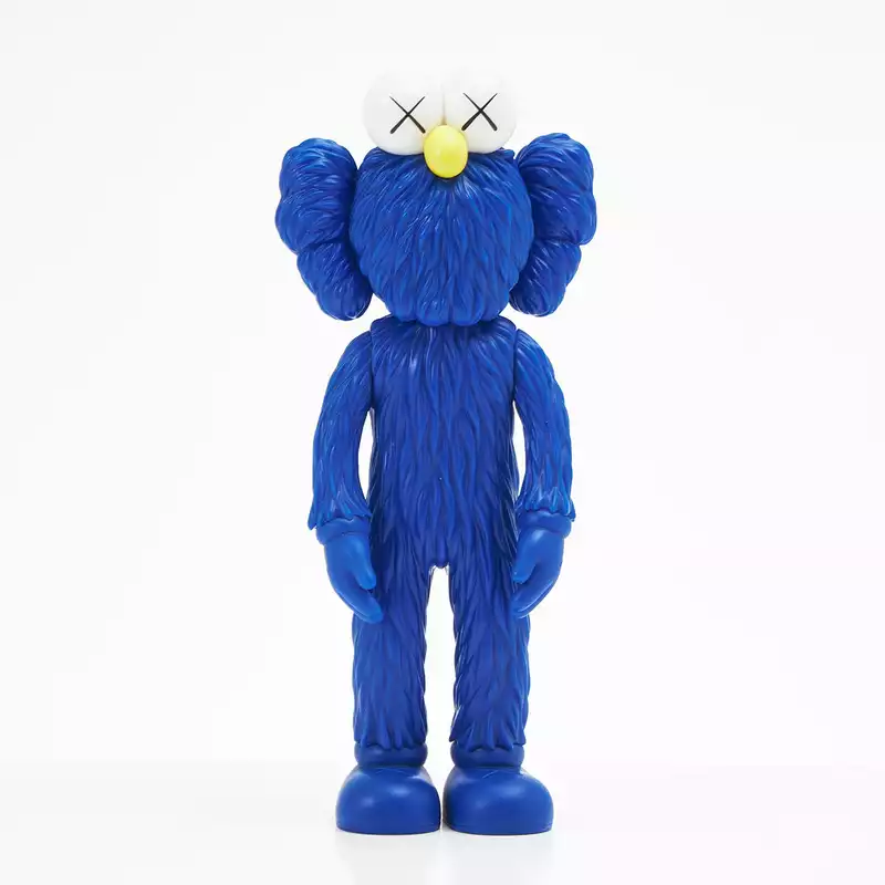 KAWS – BFF Companion MoMA BFF Companion MoMA van KAWS is een ode aan vriendschap, identiteit en hedendaagse cultuur. Deze sculptuur combineert speelsheid met diepgang, herkenbaarheid met vervreemding. Het felblauwe, harige figuur met zijn kenmerkende “XX”-ogen straalt zowel warmte als melancholie uit. KAWS weet opnieuw een karakter te creëren dat universeel aanspreekt — lief, aandoenlijk en tegelijkertijd een scherp commentaar op de emotionele leegte van de moderne maatschappij. Het werk is zorgvuldig vormgegeven, met een opvallende textuur die beweging en energie oproept. De kleur blauw symboliseert rust, maar ook eenzaamheid — een contrast dat het beeld onweerstaanbaar intrigerend maakt. Elk detail, van de zachte rondingen tot de gesloten blik, is ontworpen om een gevoel van verbondenheid én introspectie op te roepen. Dit kunstwerk, ontwikkeld in samenwerking met het Museum of Modern Art (MoMA), belichaamt de unieke kracht van KAWS om kunst toegankelijk te maken. Hij weet perfect te balanceren tussen fine art en popcultuur, tussen kinderlijke eenvoud en volwassen betekenis. Bovendien nodigt BFF Companion MoMA uit tot reflectie over authenticiteit en emotionele verbondenheid in een steeds digitaler wordende wereld. Door zijn universele aantrekkingskracht en herkenbare vormtaal is dit werk niet alleen een kunstobject, maar ook een symbool van empathie en modern humanisme. Het herinnert ons eraan dat echte connectie begint met kwetsbaarheid.