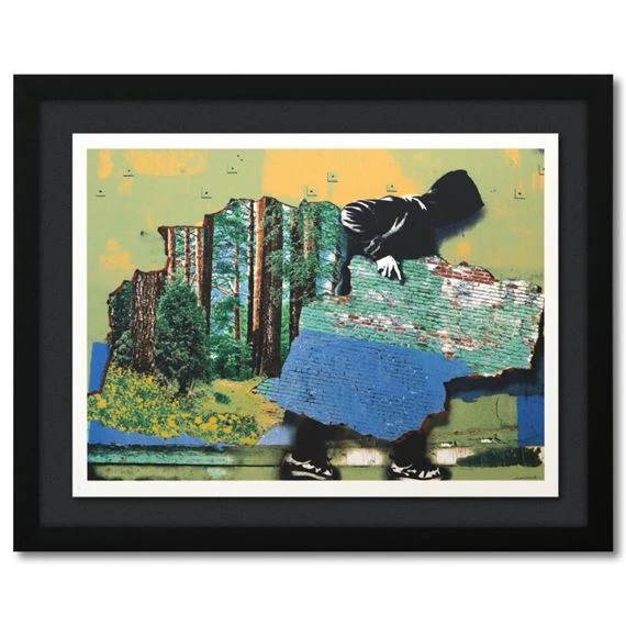 Het kunstwerk Reveal Your True Nature van Hijack confronteert, inspireert en prikkelt. Een mysterieuze figuur tilt een muur op, alsof hij een verborgen wereld onthult. Achter deze muur verschijnt plots natuur: bomen, gras, leven. Deze krachtige compositie symboliseert het spanningsveld tussen urban cultuur en onze natuurlijke oorsprong. Met levendige kleuren en gelaagde structuren daagt Hijack de toeschouwer uit om verder te kijken dan de oppervlakte. Elke penseelstreek, elk kleurvlak heeft betekenis. De kunstenaar gebruikt contrasten tussen ruwe muren en serene natuur om een diepere waarheid te tonen: onder onze moderne façade schuilt authenticiteit, puurheid en menselijkheid. Dit werk spreekt direct tot het hart. Het vertelt over balans, over loslaten en over het herontdekken van wat echt is. Reveal Your True Nature is niet zomaar een schilderij — het is een oproep. Een herinnering om stil te staan, te ademen en jezelf te zien zoals je werkelijk bent. De kracht van dit werk zit in zijn eenvoud en symboliek. Het is tijdloos, rauw en poëtisch tegelijk.