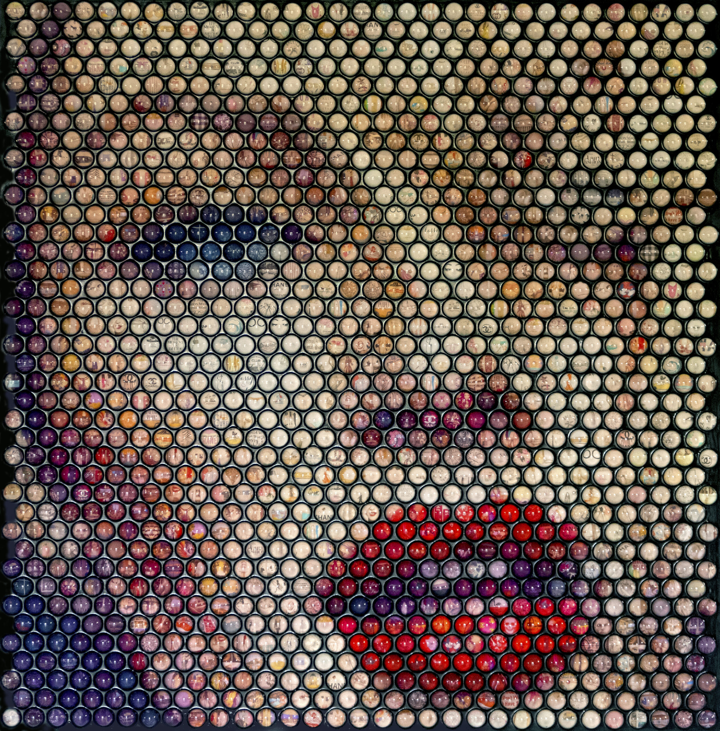 Nemo Jantzen - Glamour "Black"  Nemo Jantzen – Glamour “Black” is een mozaïekkunstwerk dat luxe en mysterie in één blik vangt. Vele glanzende spheres vormen een vrouwelijk portret tegen een diepe, zwarte achtergrond. Van dichtbij zie je miniaturen van luxury: designer brands, jachten, diamanten, cocktailavonden en verre reizen. Daardoor voelt elk rondje als een highlight uit een jetset-leven. Vanop afstand smelten die fragmenten samen tot een stille, krachtige uitstraling voor elke hedendaagse kijker. Zo beweegt je blik tussen glamoureuze details en een helder totaalbeeld. De donkere rand duwt het gezicht naar voren, terwijl goud, zand en warme huidtinten zacht gloeien. Tegelijk prikken rode accenten door het beeld als lippenstift en neon. Bovendien reist je oog steeds verder: je herkent een merklogo, vervolgens een skyline, daarna een flits van zee. Daarom blijft  Glamour "Black" verrassen, hoe lang je ook kijkt. Elk bolletje draagt een eigen verhaal, en samen ademen ze glamoureuze rust. Glamour “Black” viert status en schoonheid, maar toont ook hoe snel beelden voorbijschieten. Toch voelt het nooit cynisch; het blijft verleidelijk en speels. Daarnaast past het portret moeiteloos in een strak interieur én in een ruimte vol karakter. 