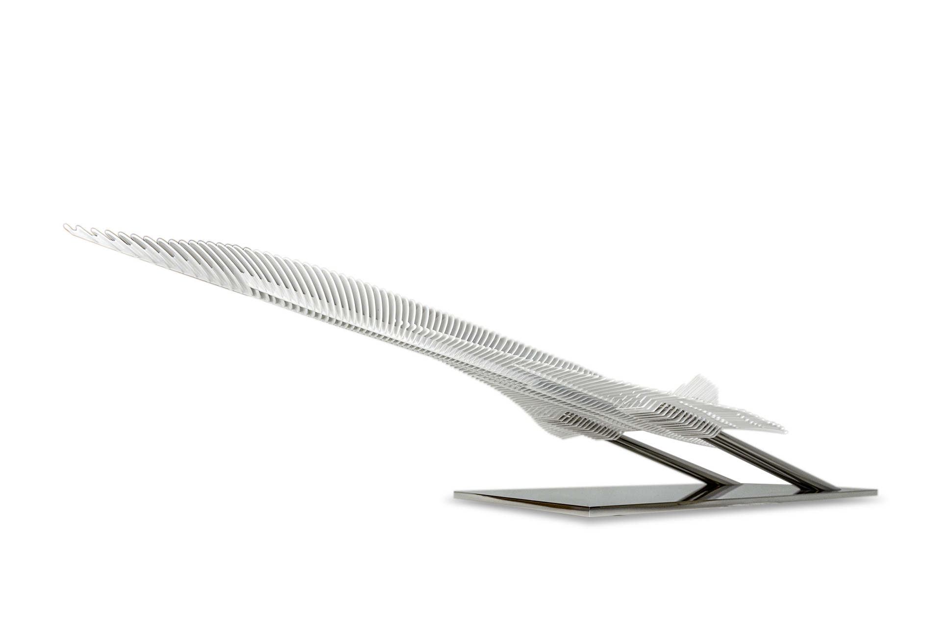 Antoine Dufilho – Concorde - White De Concorde - White van Antoine Dufilho is een eerbetoon aan elegantie, snelheid en technische perfectie. Dit unieke kunstwerk vangt de iconische vorm van de Concorde in een gestroomlijnde, futuristische interpretatie. De sculptuur lijkt te zweven, alsof ze elk moment opstijgt. De witte metalen segmenten vormen samen een ritmische, vloeiende structuur. Daardoor ontstaat een dynamisch lijnenspel dat zowel kracht als lichtheid uitstraalt. Het gepolijste oppervlak reflecteert het licht subtiel, waardoor de Concorde - White continu van gedaante verandert. Dufilho speelt meesterlijk met perspectief en ritme. Elke laag bouwt voort op de vorige en versterkt het gevoel van beweging. Bovendien geeft de witgelakte afwerking de sculptuur een pure, tijdloze uitstraling. Het werk symboliseert niet alleen snelheid, maar ook verfijning en balans. De Antoine Dufilho, Concorde - White is meer dan een sculptuur. Het is een samensmelting van kunst, engineering en poëzie. Een visuele vertaling van de droom om te vliegen – krachtig, licht en eindeloos elegant.