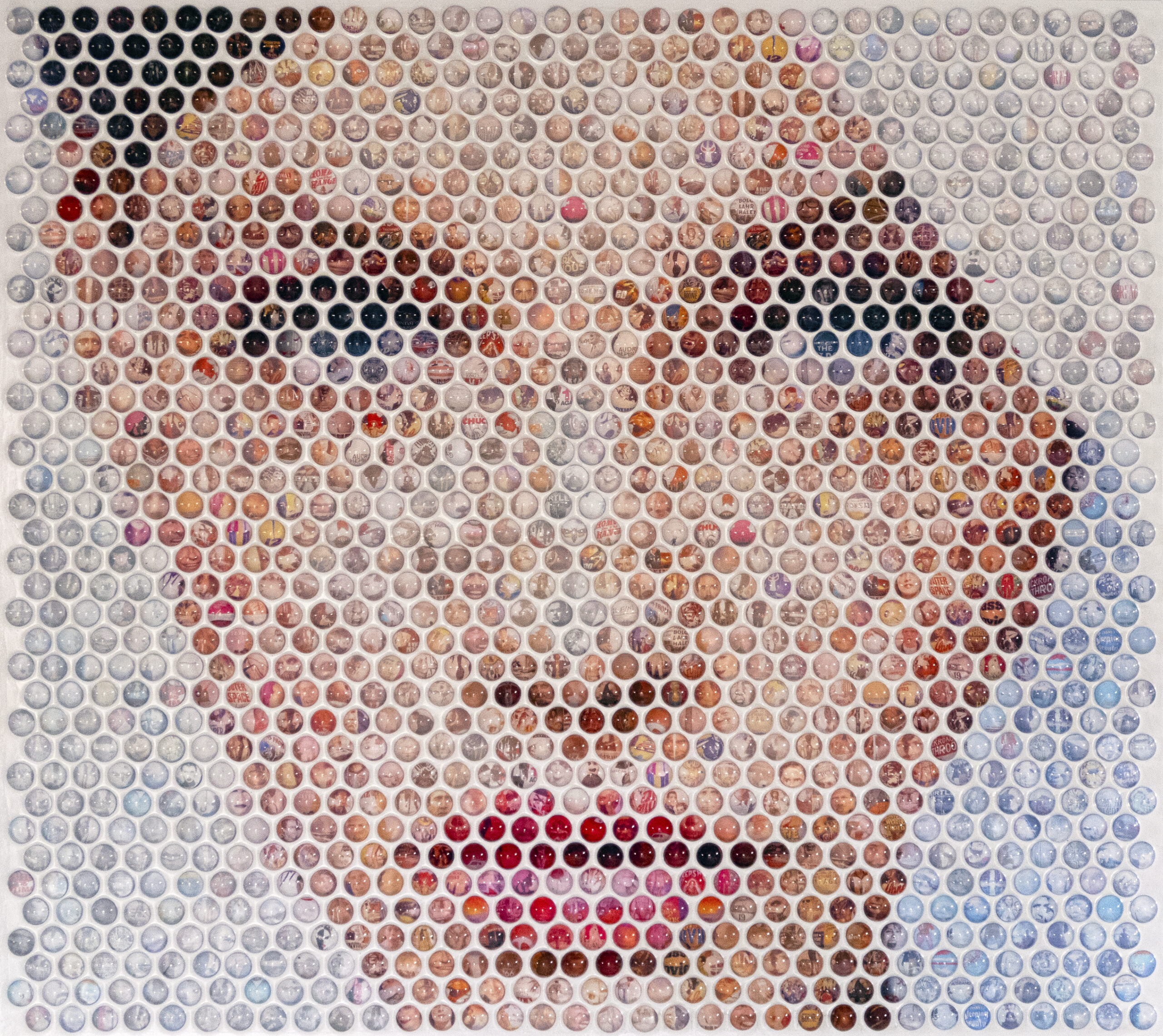 Nemo Jantzen - Casablanca Nemo Jantzen – Casablanca is een prachtig mozaïekkunstwerk. Meerdere 'spheres' bouwen een zacht portret uit licht, liefde en nostalgie. Van dichtbij ontdek je miniaturen van film: iconische filmscènes, klassieke filmposters, filmfotografie en storyboard-details. Daardoor voelt elk 'sphere' als een afzonderlijk shot. Vanop afstand vallen al die beelden samen tot één tedere blik. Zo kijk je tegelijk naar één beeld én naar een hele filmgeschiedenis. De kleuren blijven warm en poederig, met zachte huidtinten, roestrood en diep bruin. Toch geven koele grijzen en blauwen ademruimte. Het strakke raster brengt ritme, terwijl de scène menselijk blijft. Bovendien trekt het werk je naar voren, omdat je telkens nieuwe titels, gezichten en references ziet. Vervolgens stap je achteruit en ervaar je het kunstwerk als totaalbeeld. Daarom blijft Casablanca lang nazinderen. Casablanca toont een moment vol spanning. Tegelijk viert het de magie van cinema en de kracht van herinnering. Daarnaast speelt Nemo Jantzen met herkenning: je herkent meerdere beelden en films, maar je ontdekt ook onbekende fragmenten. Kortom, Casablanca maakt van een iconische film een hedendaags, intiem object.