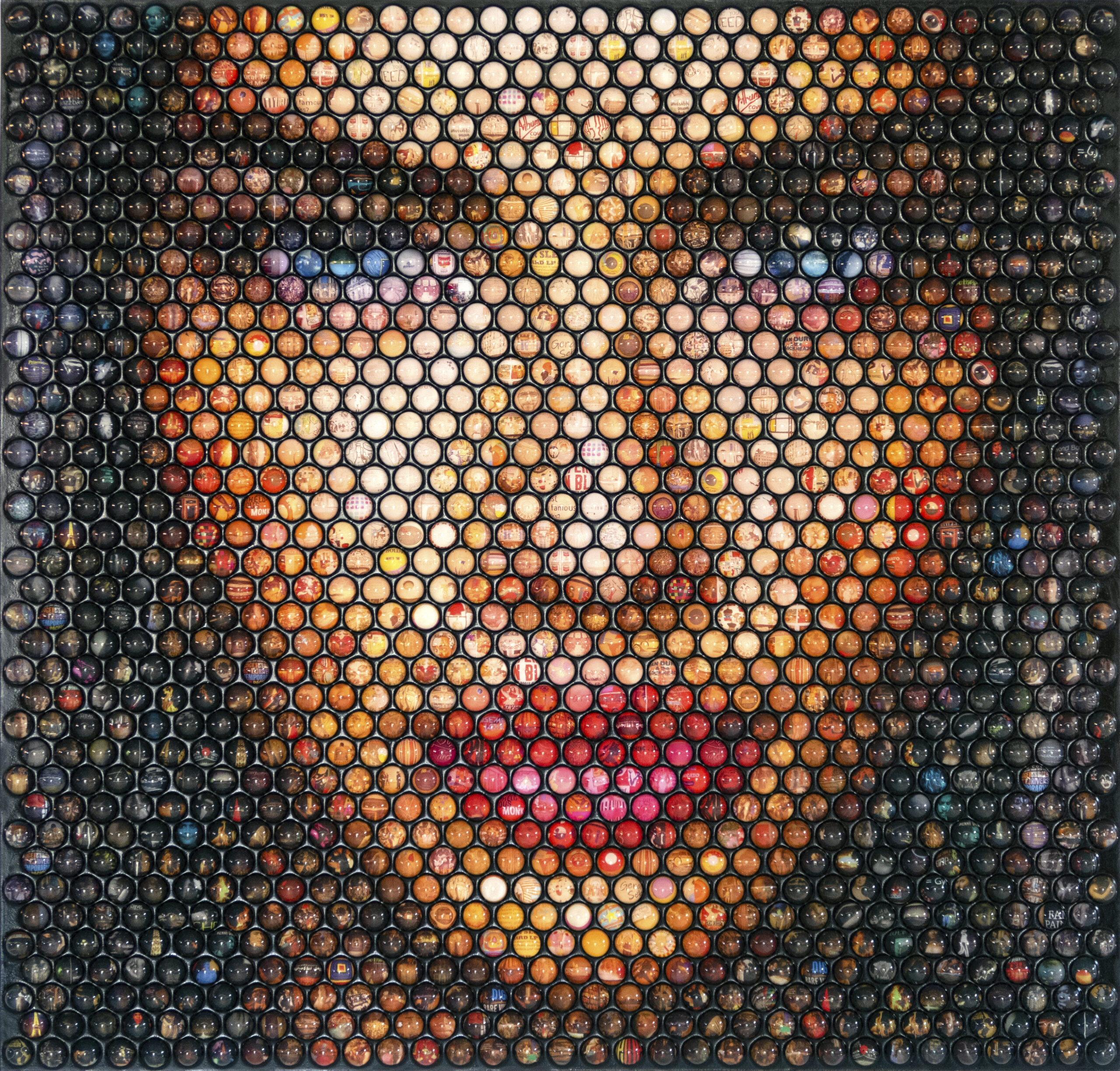 Nemo Jantzen - Face to Face Nemo Jantzen – Face to Face is mozaïekkunstwerk dat je meteen aankijkt. Meerdere 'spheres' vormen een intens portret, alsof je oog in oog staat met een icoon. Van dichtbij ontdek je mini-beelden van popart, NFT-art, iconische kunstwerken, schilderijen, prints, digitale kunst en memes. Elk rondje werkt als pixel én als knipoog. Daardoor leest het werk als een visuele tijdcapsule. Vanop afstand vallen alle fragmenten samen tot één rustig portret dat blijft hangen. Zo beweegt je blik tussen detail en totaalbeeld. Je ogen reizen over het raster en blijven even hangen bij een bekend beeld. Vervolgens ga je verder, want het mozaïek toont steeds nieuwe lagen. Tegelijk houdt de strakke ordening het portret helder. Daarom voelt dit Face to Face mozaïekkunstwerk energiek, maar nooit chaotisch. Bovendien laat het warme kleurverloop rond het gezicht de compositie gloeien, terwijl donkere randen extra diepte geven. Face to Face verbindt museumiconen met vluchtige online beelden. Toch blijft de sfeer intiem en menselijk. Zo nodigt het werk je uit om te spelen: herken je de verwijzingen, of laat je je leiden door kleur en ritme? Kortom, dit Nemo Jantzen Face to Face mozaïekkunstwerk viert beeldcultuur én stelt vragen over wat wij delen, bewaren en bewonderen.