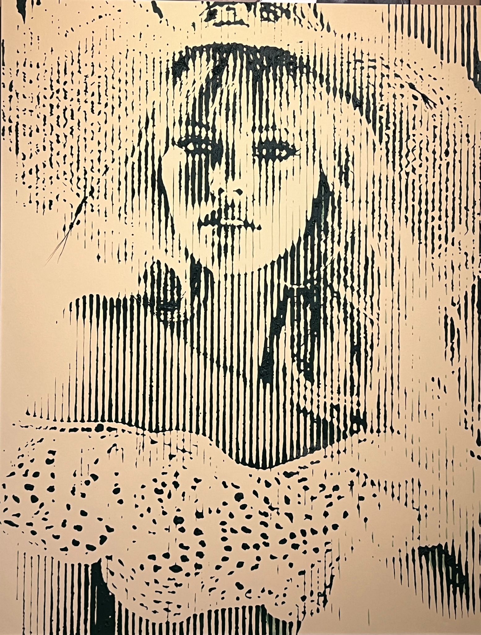 Montana Engels – Fleurs Sauvage Montana Engels - Fleurs Sauvage is een krachtig, poëtisch kunstwerk waarin vrouwelijkheid, natuur en ritme samenkomen. In dit werk gebruikt Montana Engels haar kenmerkende lijntechniek om een intrigerend portret te creëren dat zowel zacht als intens aanvoelt. Het beeld onthult zich langzaam, doordat de verticale lijnen voortdurend wisselen tussen abstractie en herkenning. Daardoor ontstaat er een spel van licht, schaduw en beweging dat de kijker direct meeneemt. De mysterieuze blik van de vrouw, gecombineerd met de organische vormen in haar hoed en kleding, versterkt het wilde, vrije karakter van Fleurs Sauvage. Het lijnenspel van Montana zorgt voor een unieke dieptewerking. Wanneer je dichterbij komt, transformeert het beeld in een patroon van ritmische strepen. Stap je achteruit, dan verschijnt het portret met volle kracht. Deze optische wisselwerking maakt het kunstwerk bijzonder dynamisch. Bovendien dragen de beige en zwarte tinten bij aan een tijdloze, elegante uitstraling. Daardoor voelt het werk modern, verfijnd en toch warm aan. Daarnaast toont Fleurs Sauvage hoe zorgvuldig Montana Engels haar techniek beheerst. Elke lijn is doelbewust geplaatst. Samen creëren ze een gelaagde textuur die voortdurend blijft bewegen in het licht. Hierdoor ontstaat een gevoel van vrijheid, alsof de vrouw op het doek zelf een wilder, ongetemd moment heeft vastgelegd. Het kunstwerk roept zowel rust als energie op, wat het krachtig maakt voor iedere ruimte.