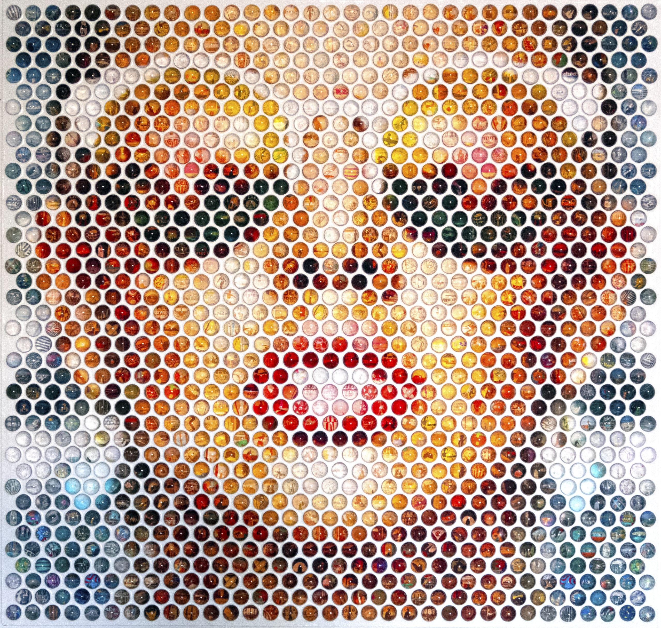 Nemo Jantzen - Heatwave Nemo Jantzen – Heatwave is een zonnig mozaïekkunstwerk. Meerdere ronde 'spheres' vormen samen een vrouwelijk portret dat gloeit als een late namiddag aan zee. Van dichtbij ontdek je kleine scènes van travel: stranden, golven, zeilboten, surfboards en sportmomenten. Elk cirkeltje draagt een fragment van vakantie en vrijheid. Vanop afstand smelten die details tot één zachte blik. Zo vangt Heatwave het gevoel van een eindeloze zomer. Jantzen zet oranje, rood en honinggeel naast koel blauw en mintgroen. Daardoor ontstaat een pulserende hitte, terwijl de zee in de randen ademruimte geeft. Tegelijk zorgt het strakke raster voor rust. Je ogen bewegen, maar je verliest het gezicht nooit. Bovendien nodigt het werk uit om dichterbij te stappen, omdat je telkens nieuwe bootjes, beach clubs en sporticons ziet. Heatwave voelt licht en speels, toch zit er spanning in. Het portret straalt luxe uit zonder hard te worden. Daarom werkt dit Nemo Jantzen Heatwave mozaïekkunstwerk in een modern interieur én in een huis met kleur. Vervolgens geeft het gesprekstof: waar wil jij naartoe, en waarom?